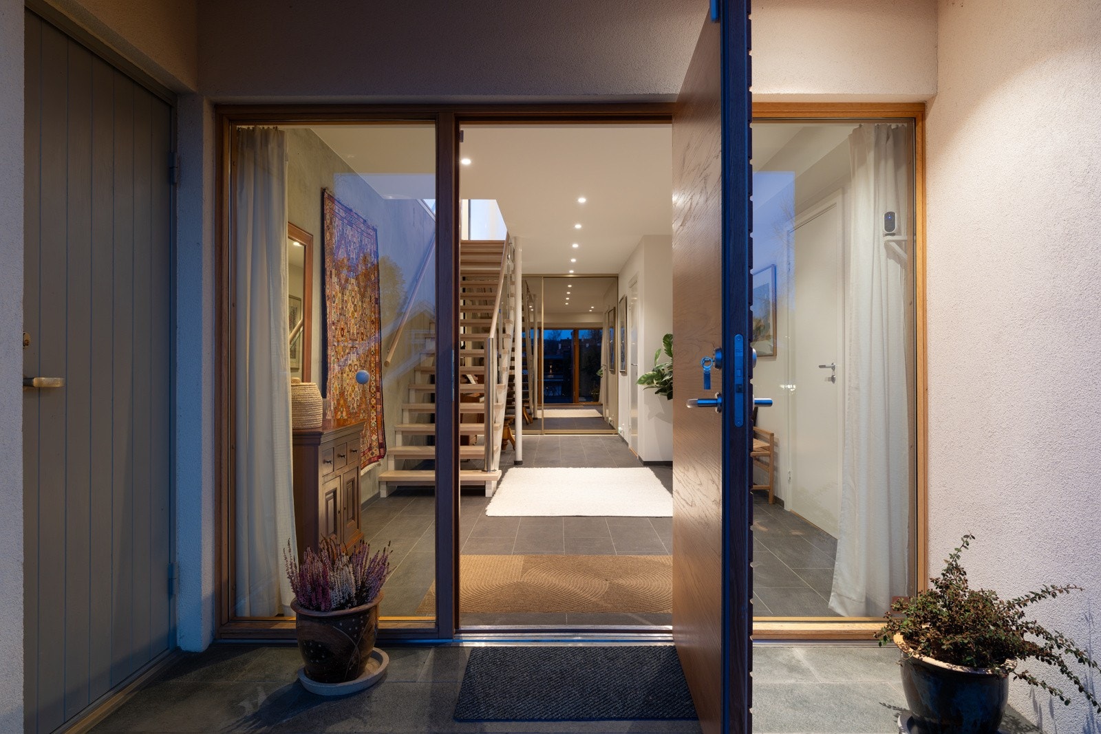 Boligen har et innbydende inngangsparti. Galleribilde