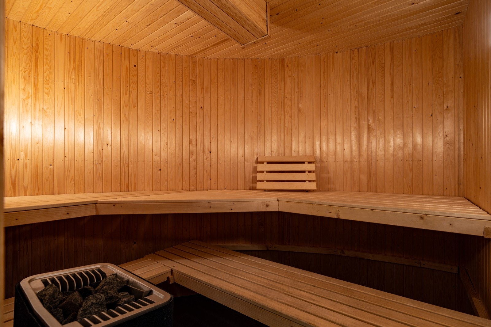 I tilknytning til badet er det en romslig badstue med elektrisk ovn og flislagt gulv. Galleribilde