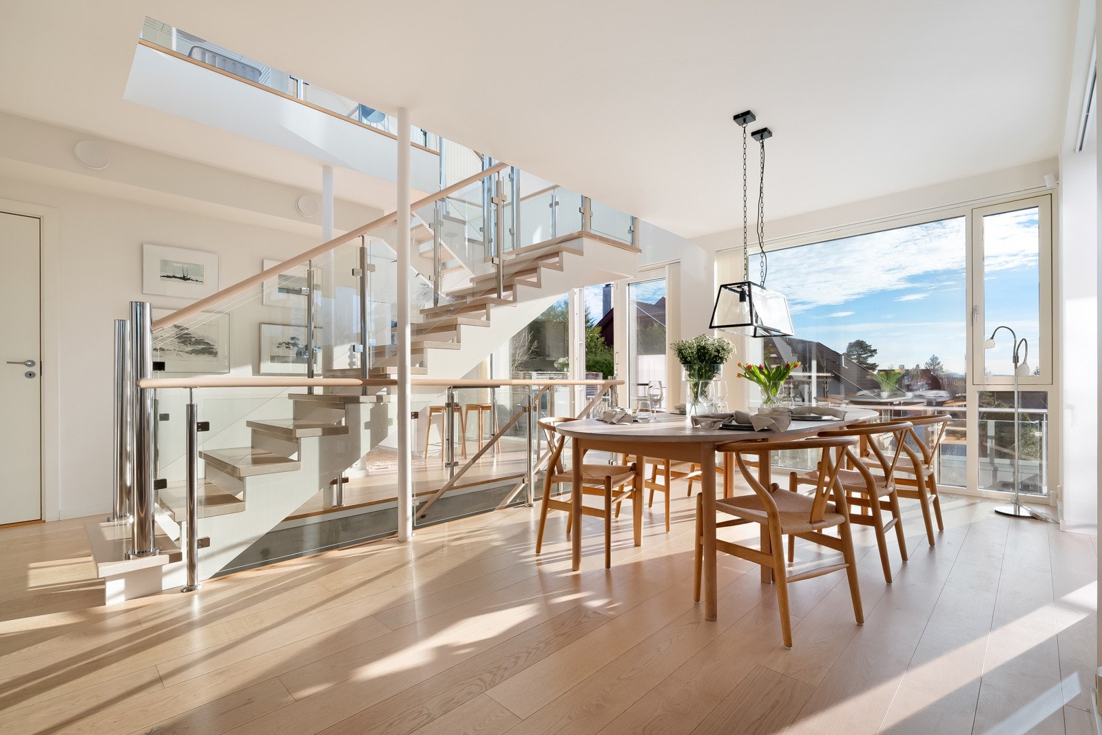 Romslig spiseplass i tilknytning til kjøkkenet. Her har du virkelig plass til langbord. Galleribilde