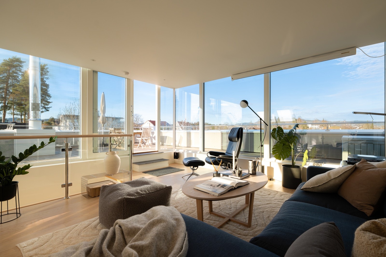 Boligen har en innbydende og pen loftstue med en lys og luftig atmosfære. Galleribilde