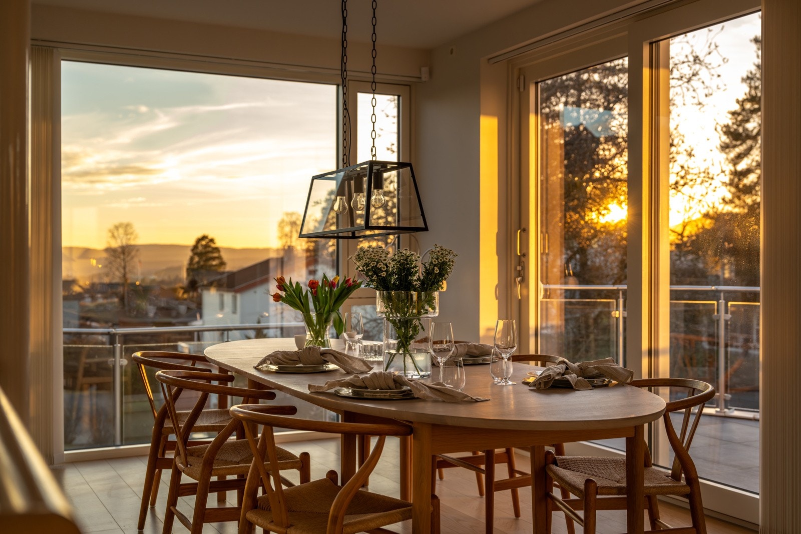 Et naturlig samlingspunkt for både familie og gjester. Og med flott utsikt mot hagen. Galleribilde