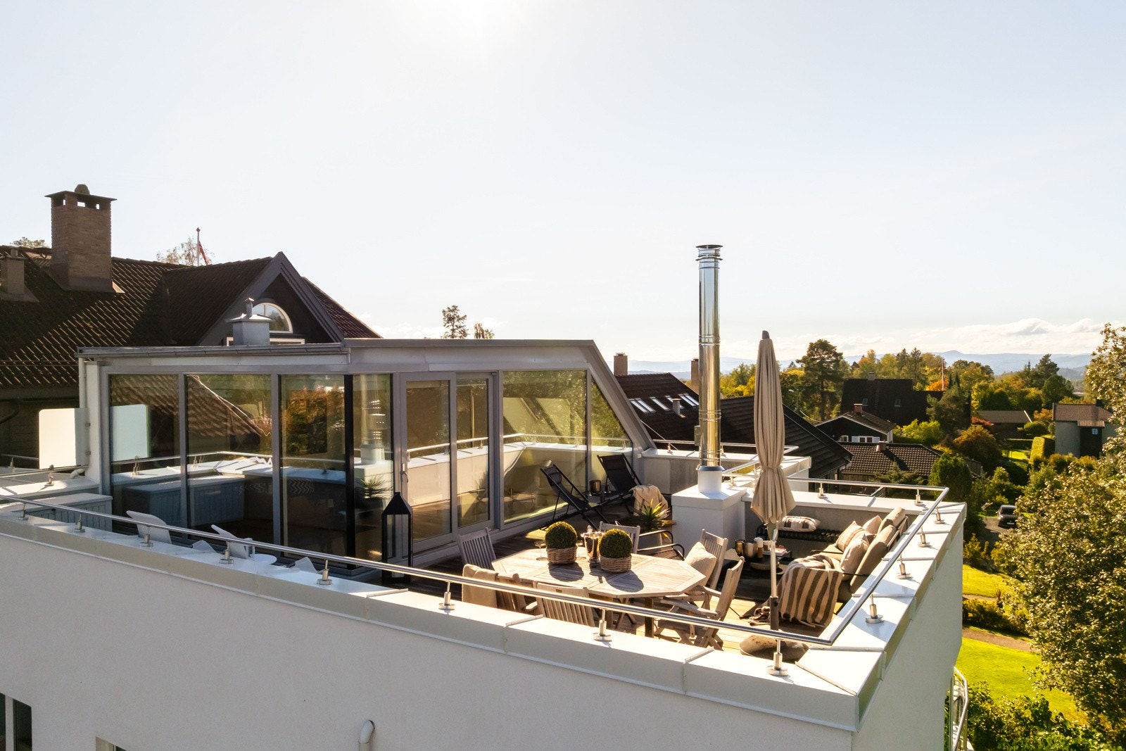 Takterrasse med utsikt fantastisk og her ser du helt ned til sjøen! Galleribilde