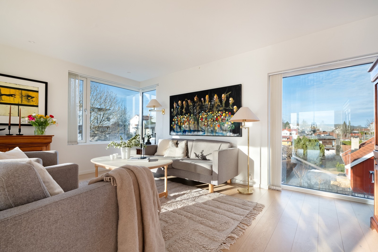 Her er det god plass til flere møbleringssoner. Legg merke til at peisen er plassert slik at en får glede av peisen fra flere soner i rommet. Galleribilde