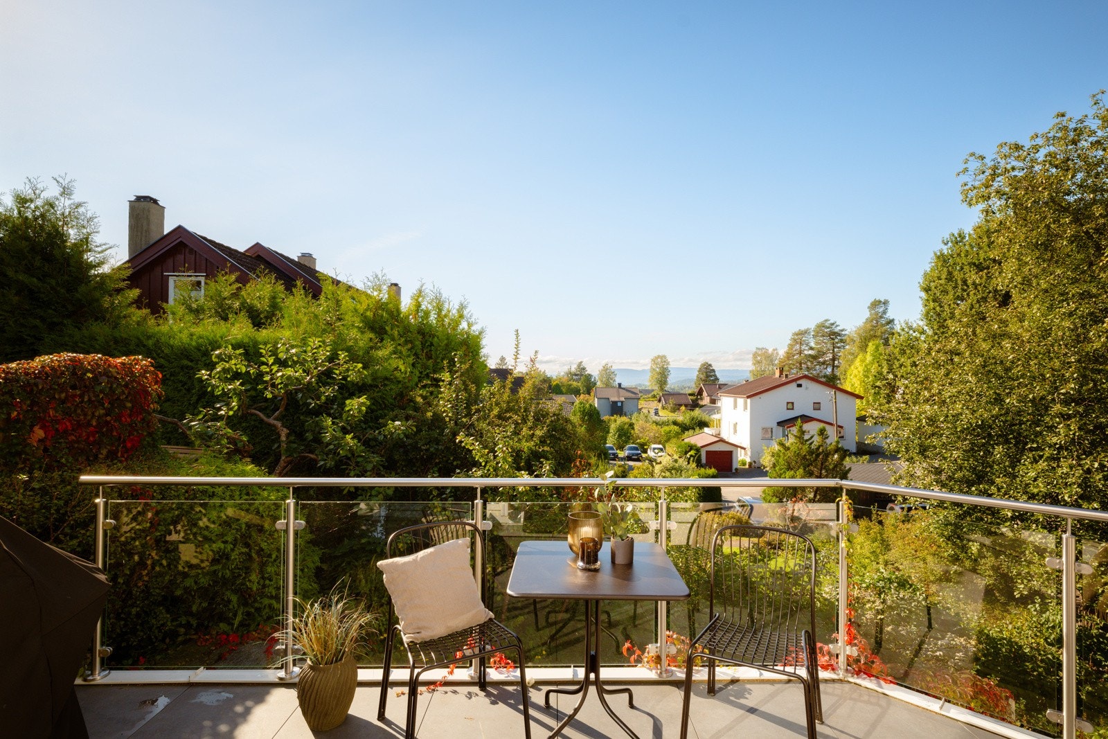 Fra stue/kjøkken er det utgang til en flislagt terrasse på 26 m² som brer seg rundt spisestuen og stuen i 2.etg. Galleribilde