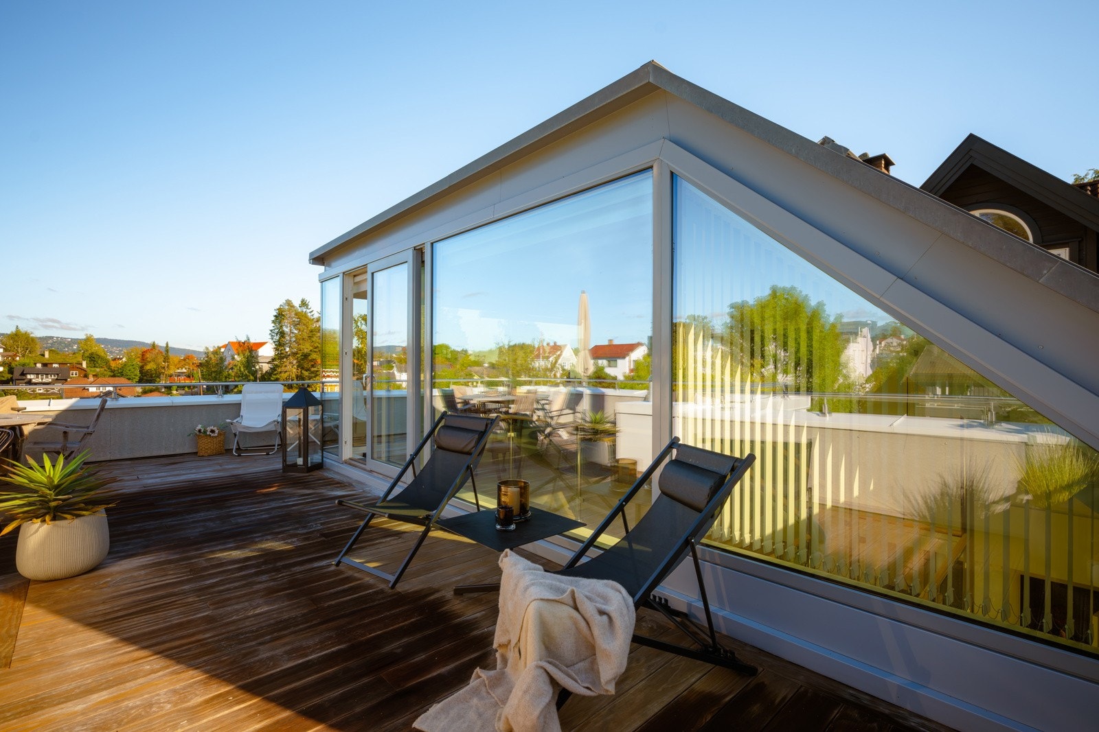 Fra stuen er det utgang til en romslig takterrasse på 48 m². Her sitter du helt usjenert! Galleribilde