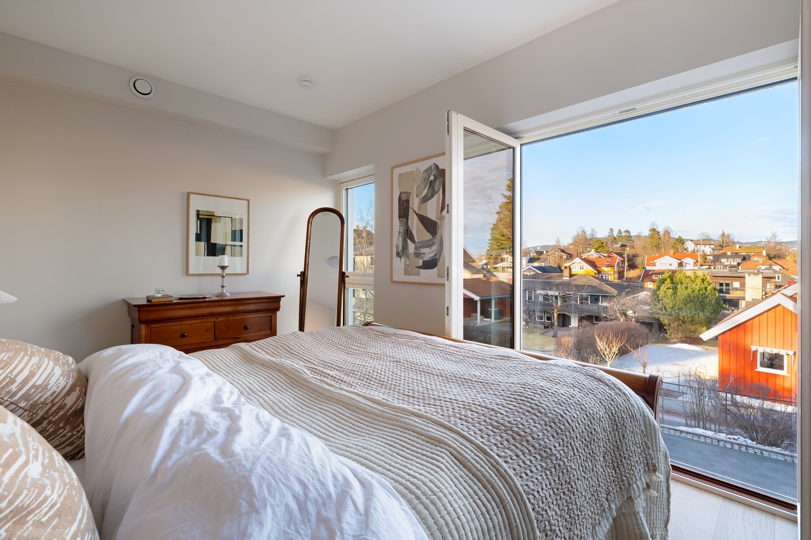 Boligen har 4 gode soverom. Hovedsoverommet i 2.etg har fransk balkong og store vindusflater som gir godt med naturlig lys og gode luftemuligheter. Galleribilde