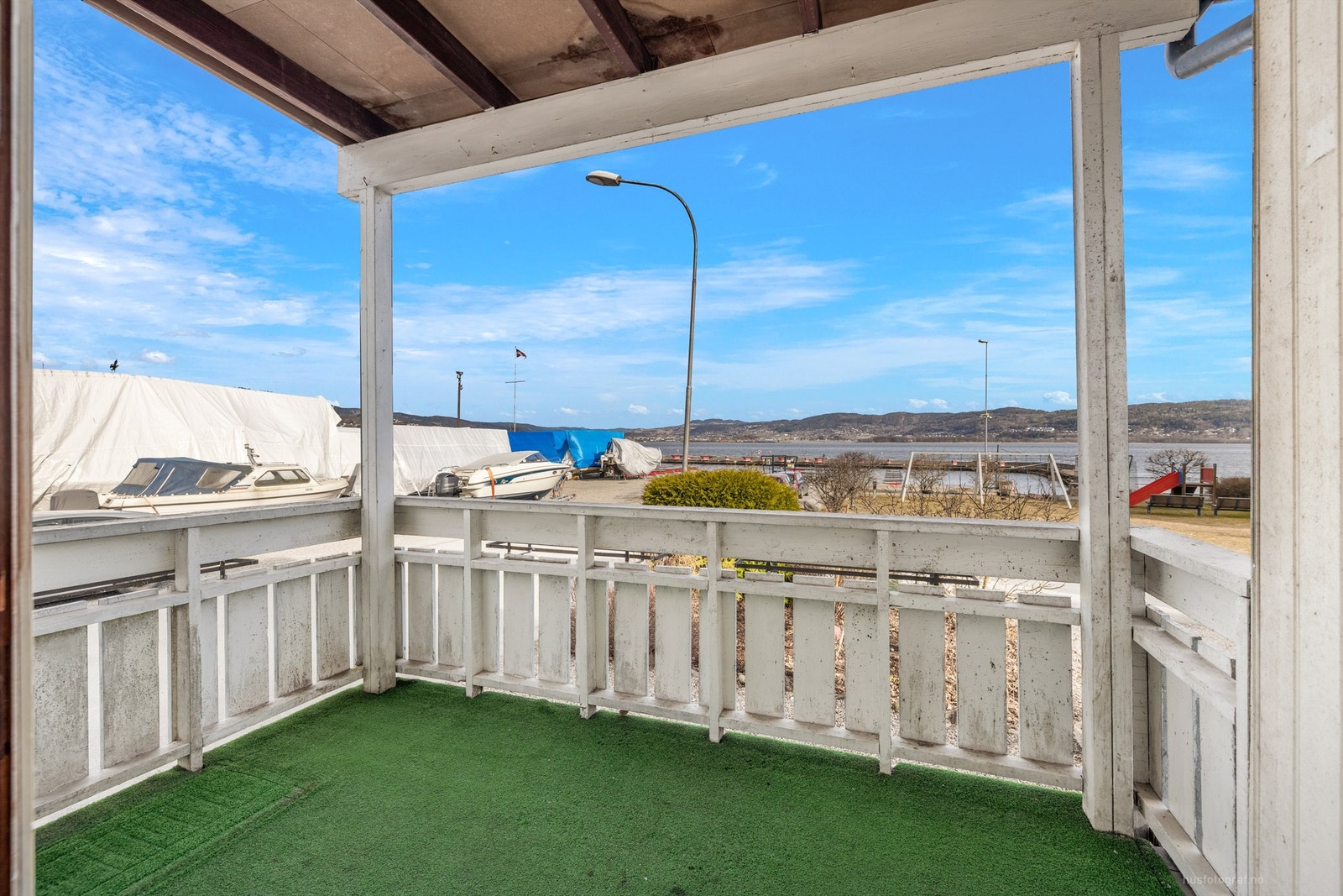 Fra stuen er det utgang til en overbygget terrasse på 6 kvm. Galleribilde