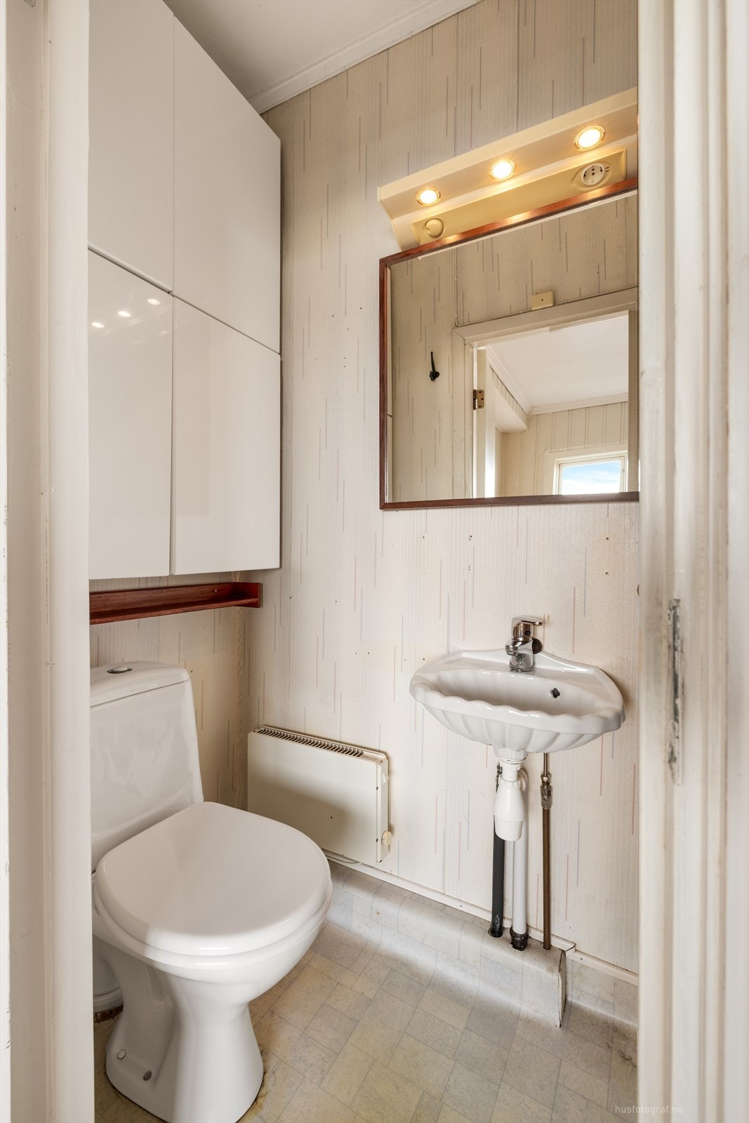 Badet har gulvstående toalett og dusjkabinett. Galleribilde