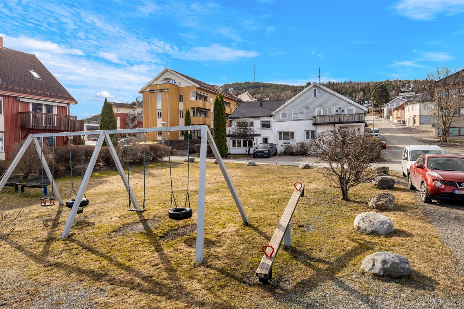 Umiddelbar nærhet til lekeplass, båthavn og fjorden. Galleribilde