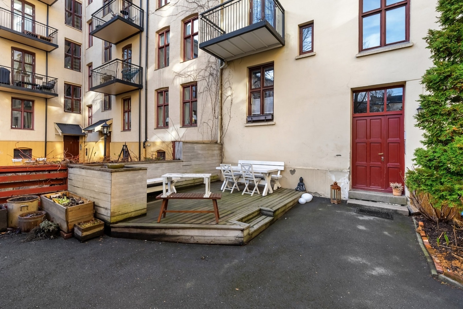 Bakgården er oppgradert og til glede for beboerne. Galleribilde