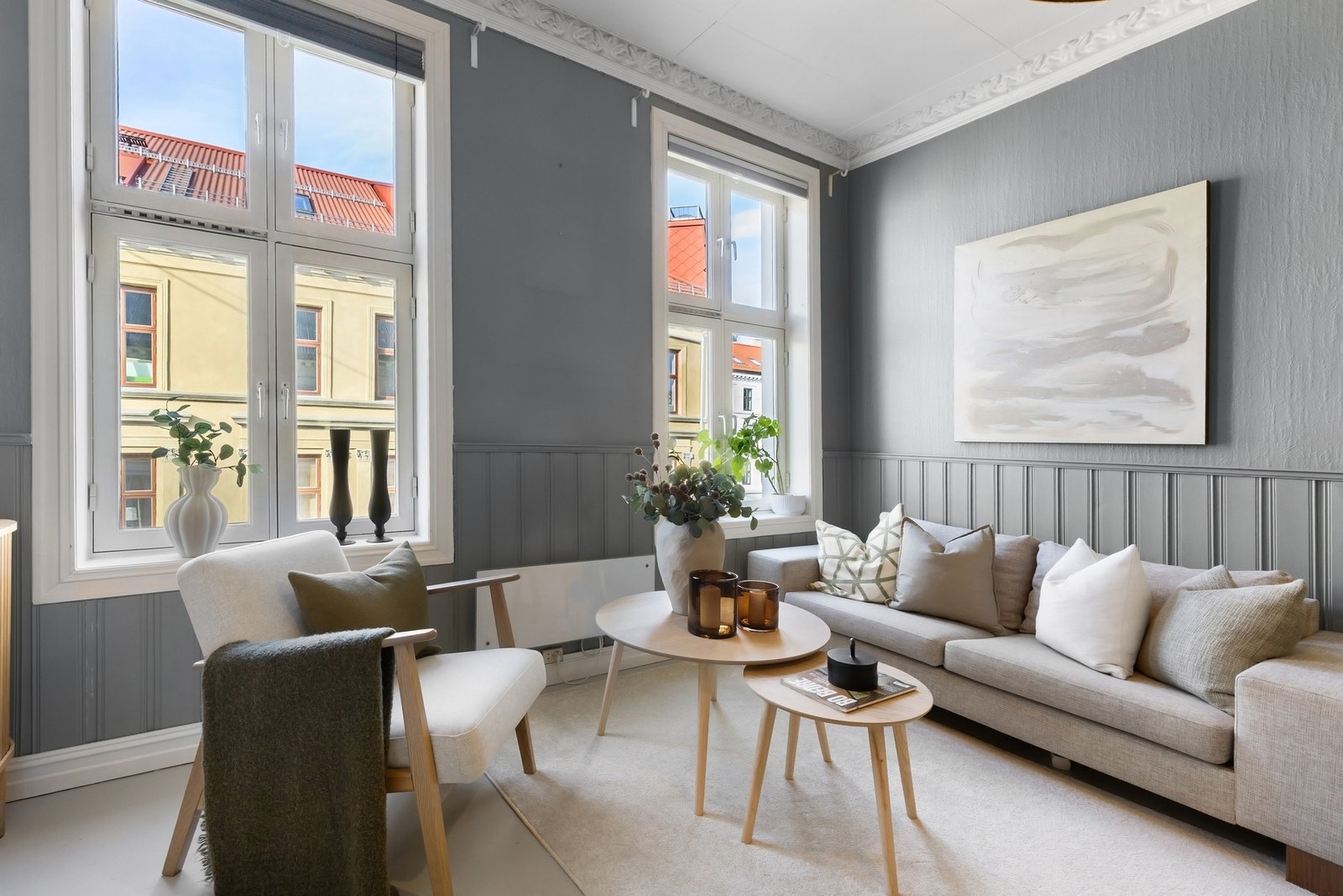 Oppholdsrommet er lyst og sosialt, med rom for sofakrok og spisegruppe. Galleribilde