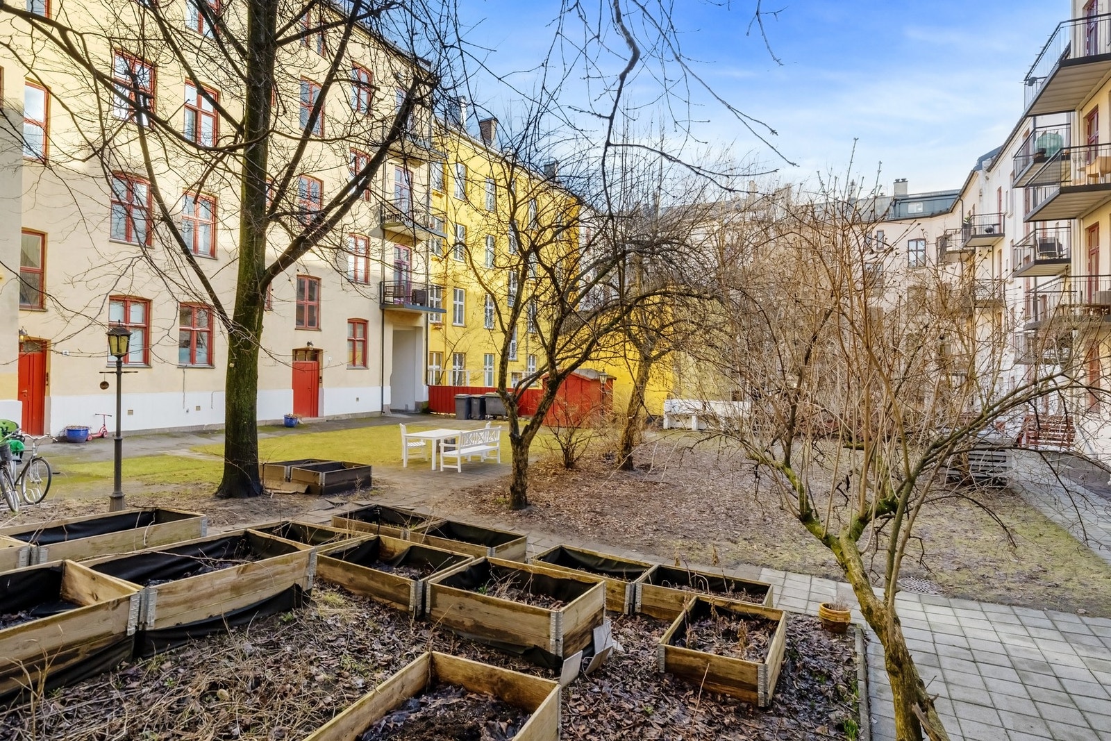 Leiligheten ligger i et koselig og oversiktlig borettslag. Galleribilde