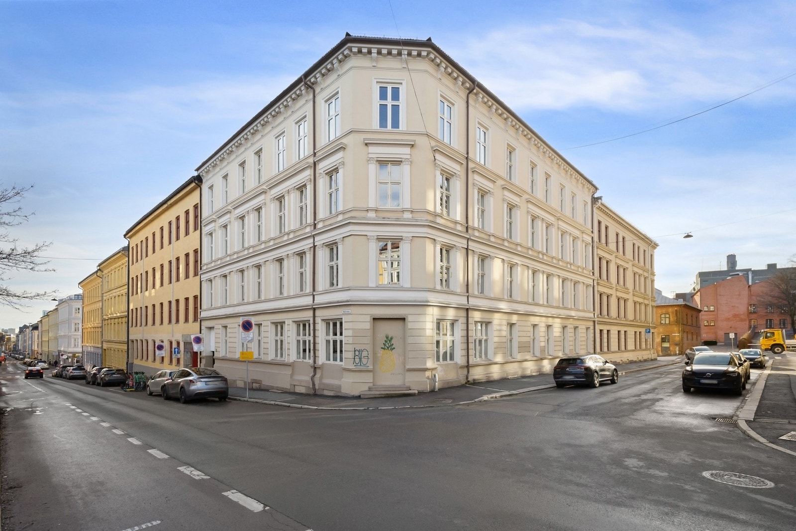 Perfekt for deg som ønsker å bo sentralt med byens puls rett utenfor døren, samtidig som hjemmet oppleves rolig og tilbaketrukket. Galleribilde