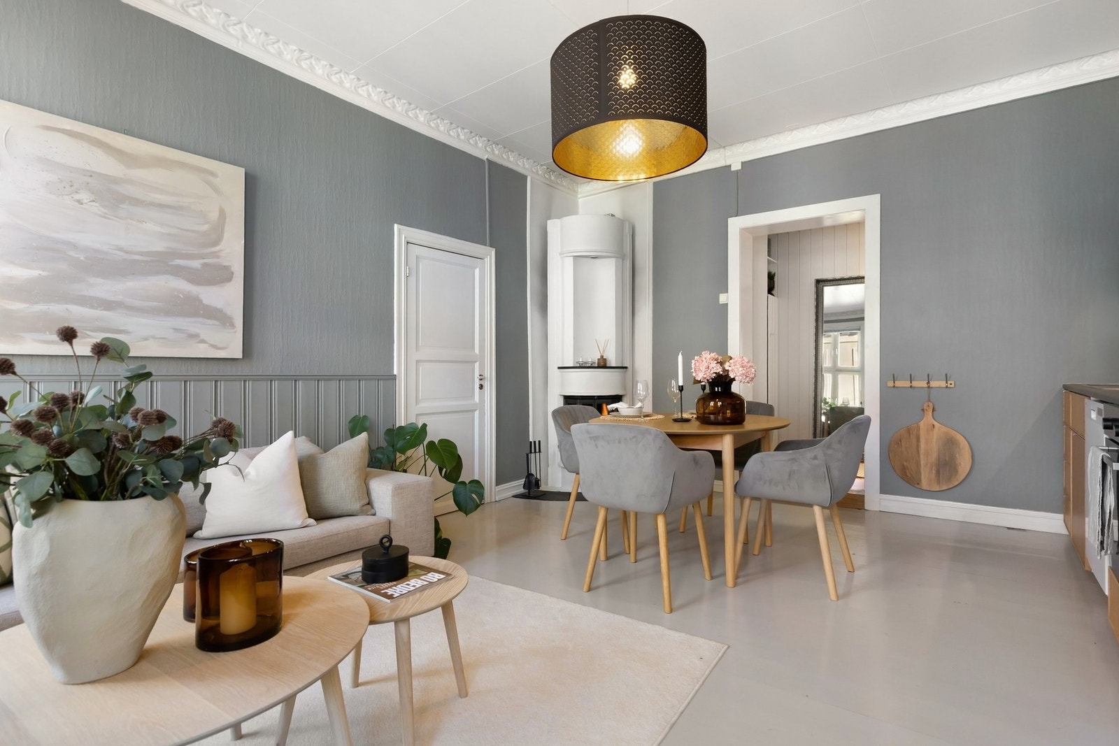 Her finnes også en flott peisovn som bidrar med både varme og god stemning. Galleribilde