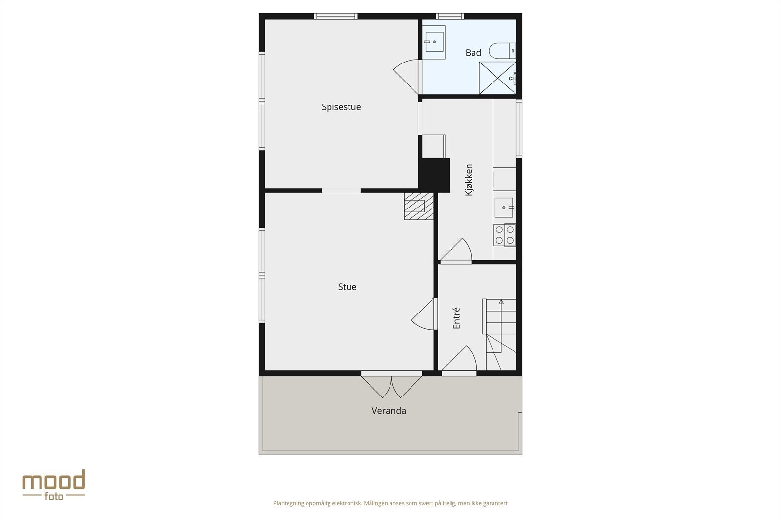 Boligen går over to plan. 1.etg måler 60 kvm BRA-i og inneholder: Entre/gang (5,5 m²), bad (4,4 m²), stue (20,1 m²), spisestue (18,1 m²) og kjøkken (9,5 m²). Verandaen er 15 kvm. Galleribilde