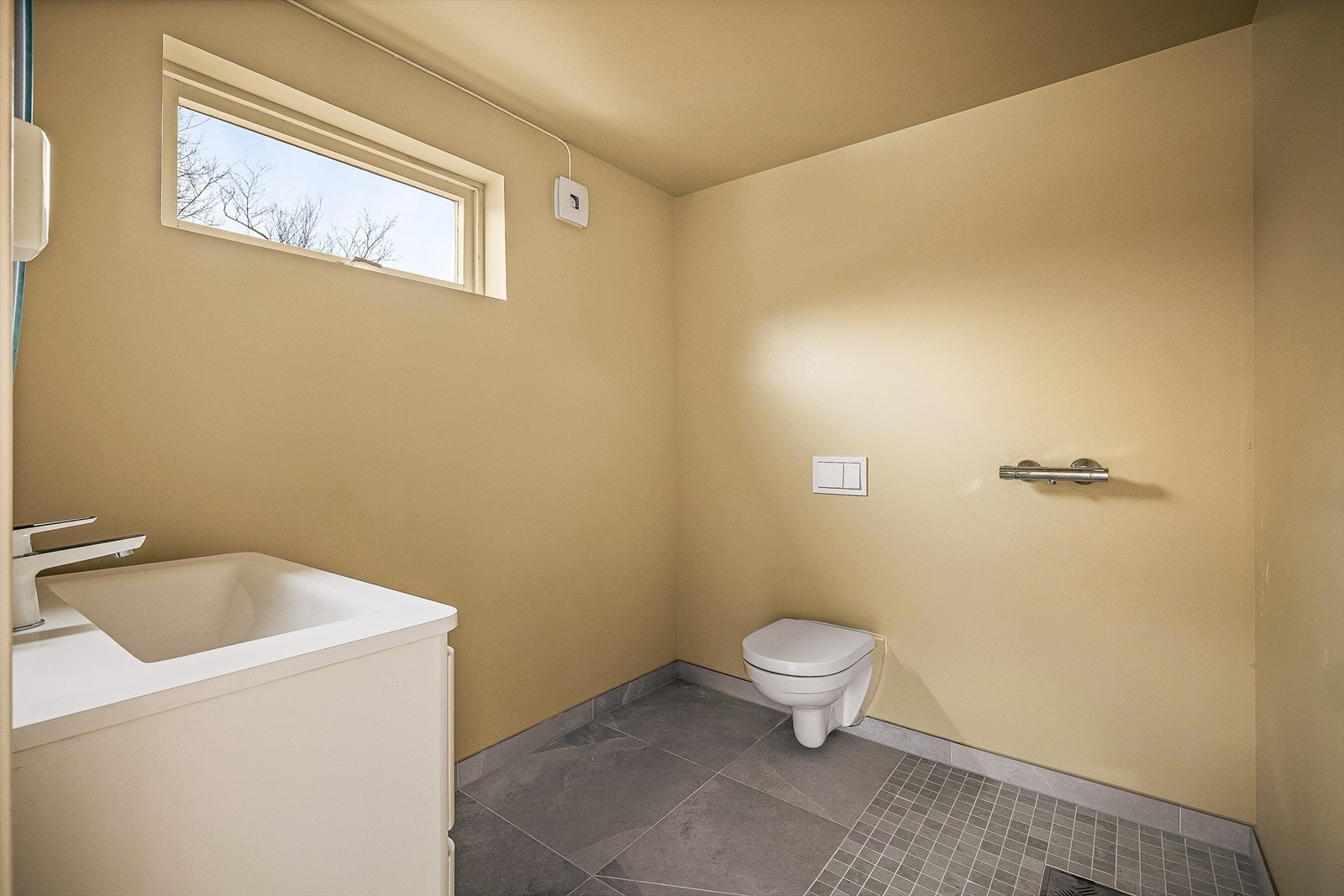 Rommet er tilrettelagt for montering av dusjkabinett. Ny eier besørger dette etter eget ønske. Galleribilde