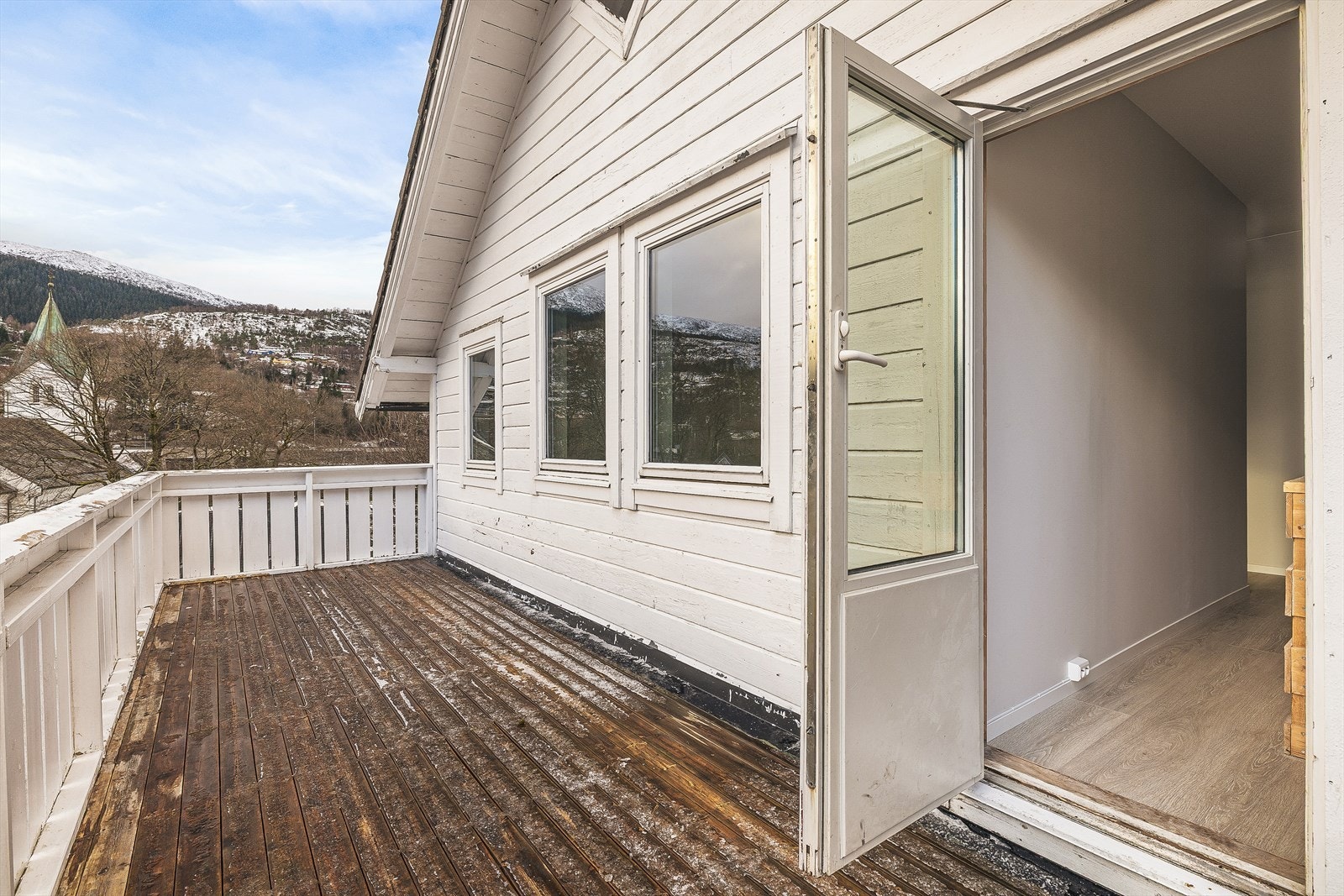 Fra gangen er det utgang til denne altanen på 15 kvm. Galleribilde