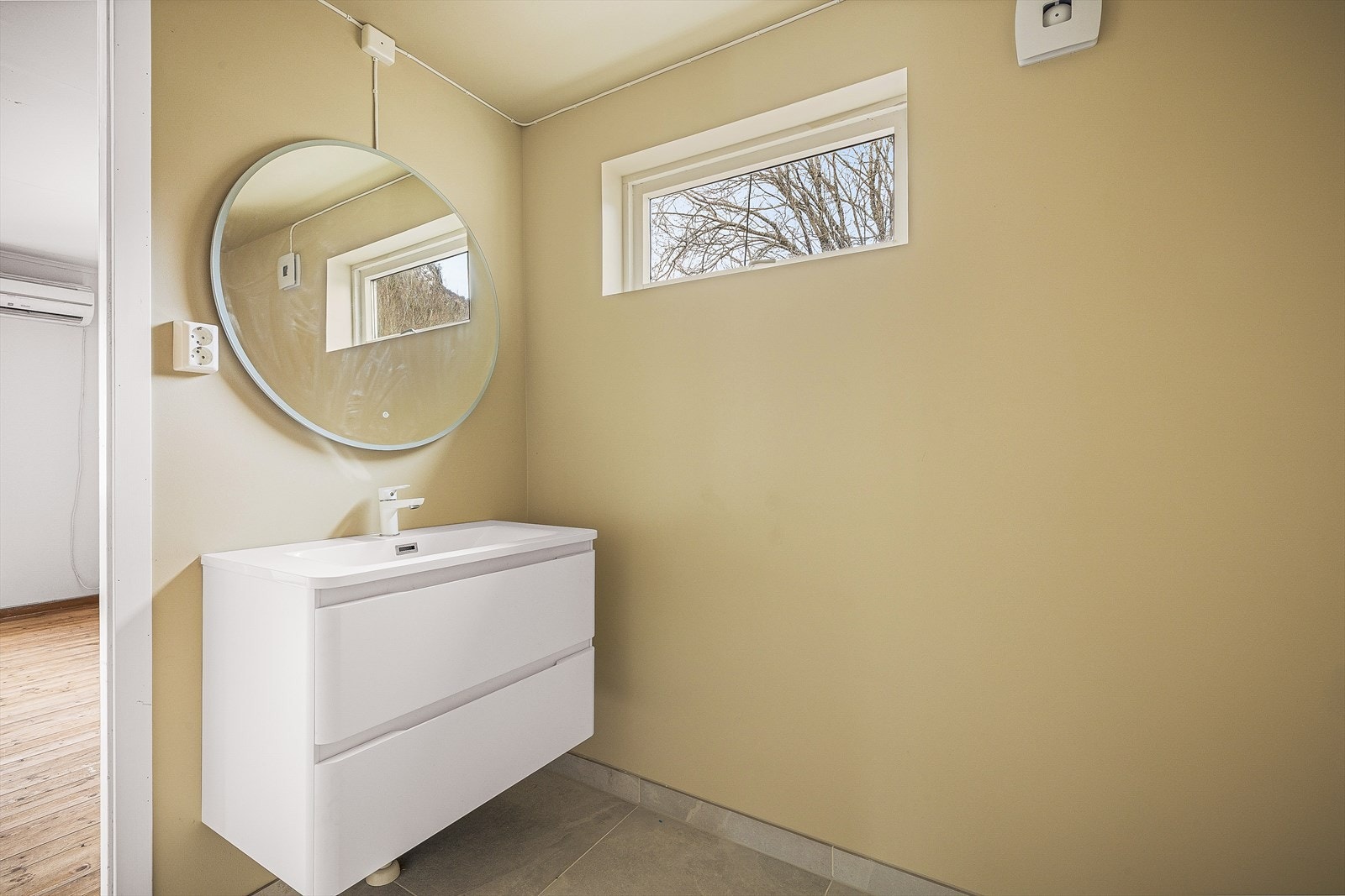 Baderommet i denne etasjen er også helt nytt i 2026. Et praktisk rom når man har gjester på besøk, eller på travle morgener når hele familien skal gjøre seg klar samtidig. Det er god oppbevaringsplass i skuffer, og tidsriktig speil med integrert lys. Galleribilde