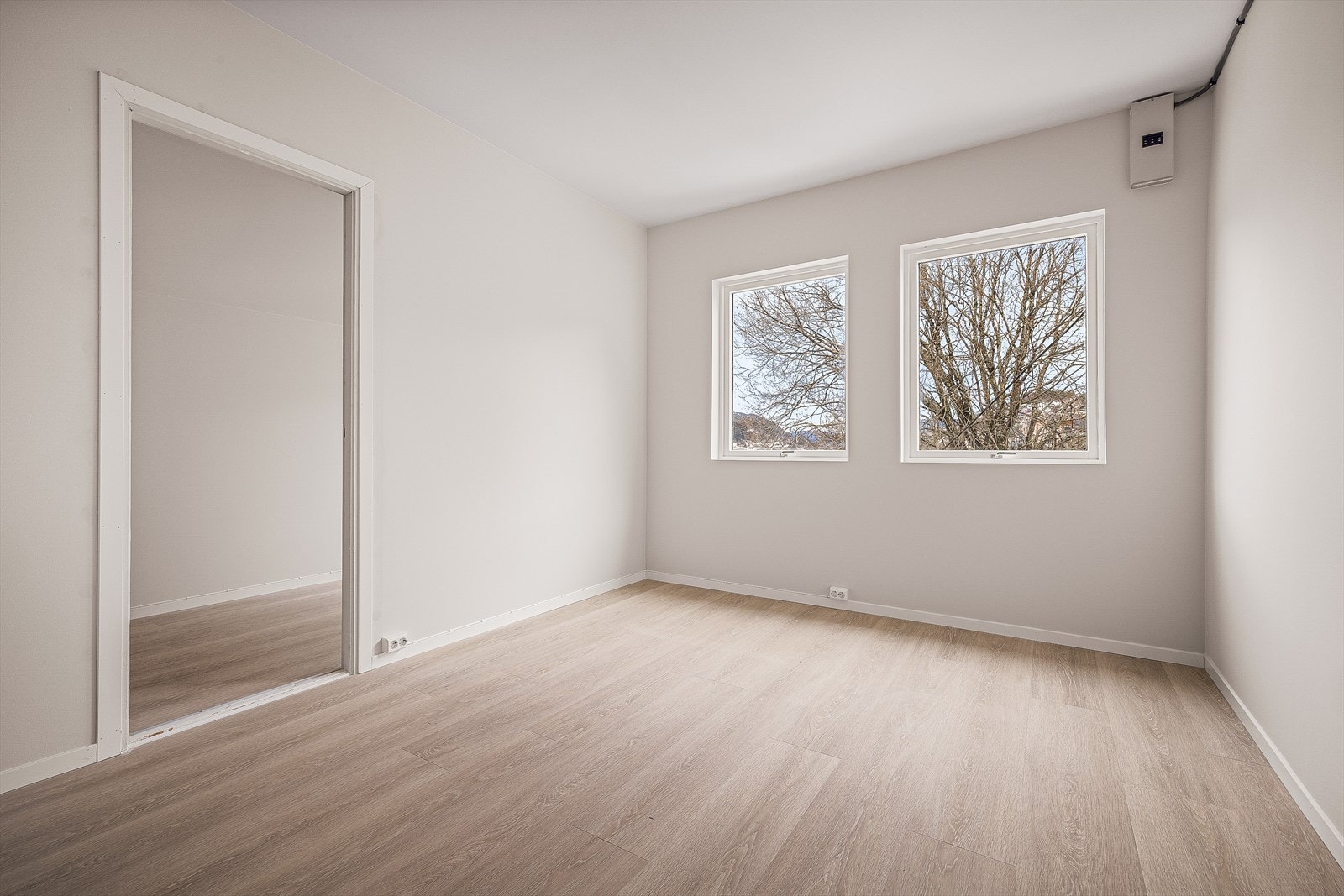 Dagens situasjon. Moderne, lyse overflater, nytt gulv, og listefrie vinduer. Galleribilde