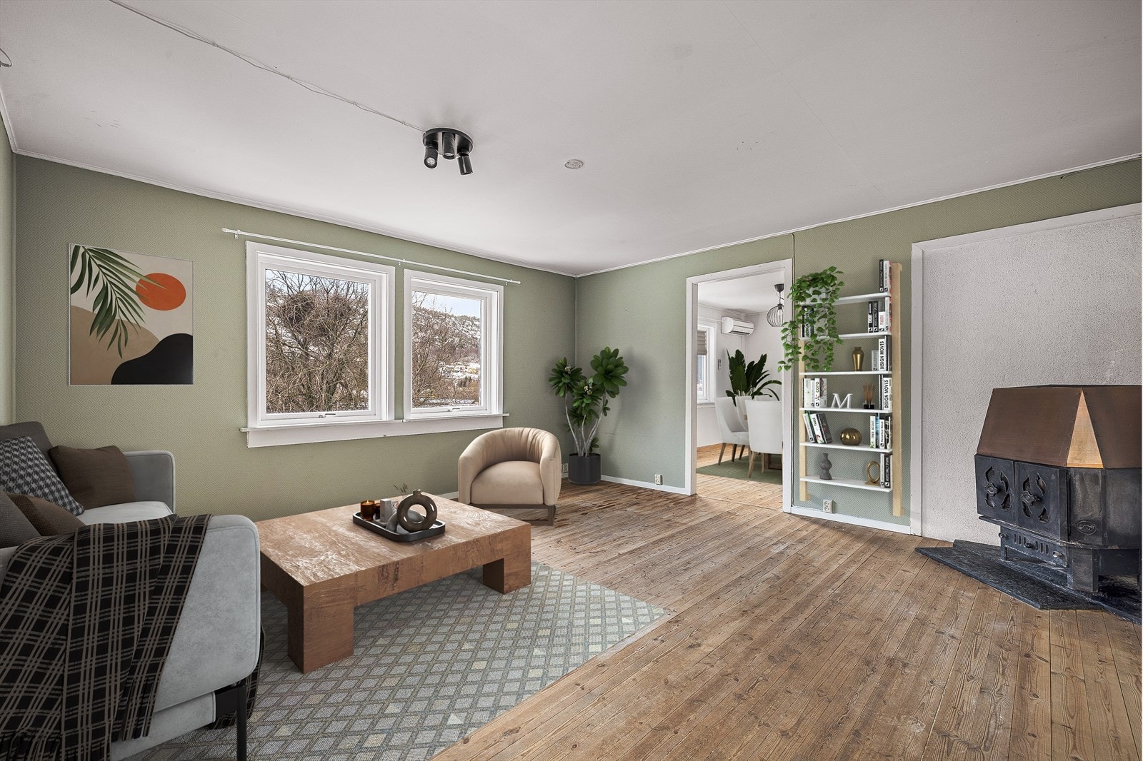 Velkommen inn! Her får man to gode stuer etter hverandre, og et rikt antall vinduer sikrer gjennomgående svært gode lysforhold. Bildet er møblert med KI. Galleribilde