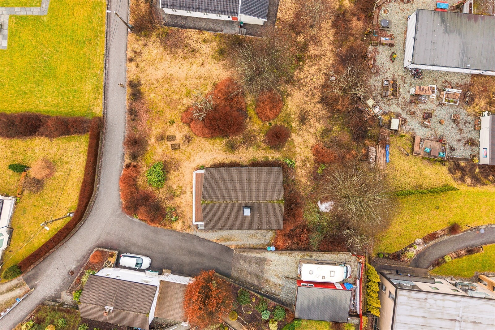 Den store tomten på 1443 kvm vil være et eldorado for de med grønne fingre, og det er god trampoline- og lekeplass til familiens minste. Galleribilde