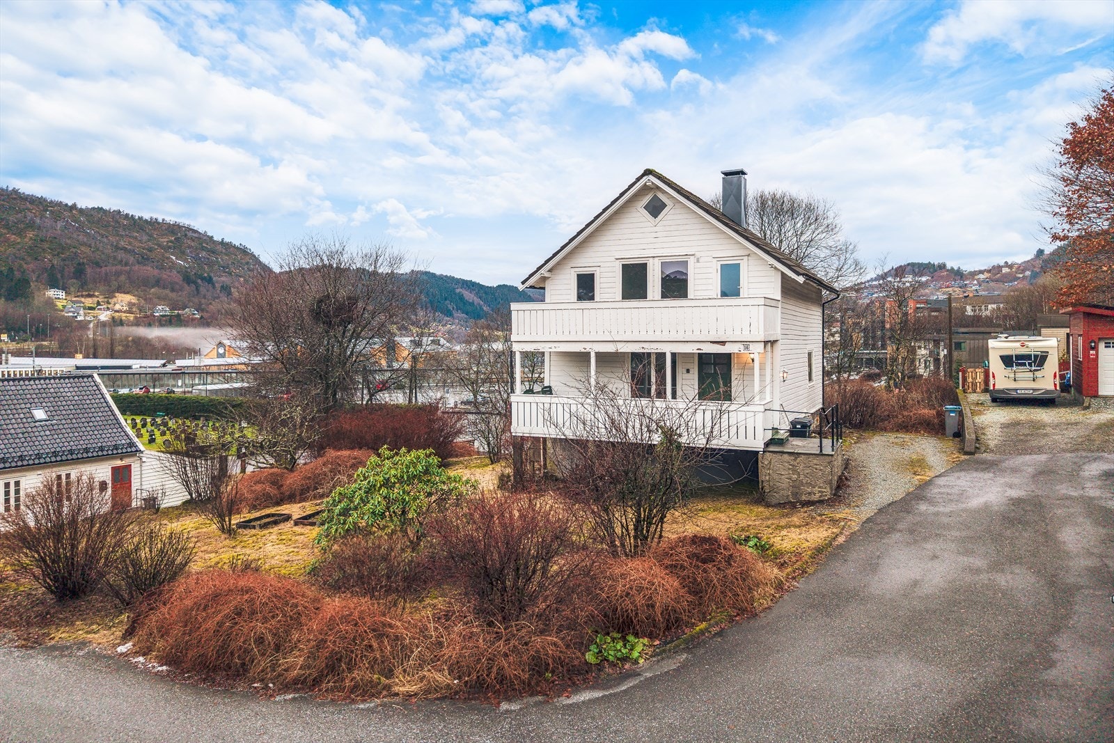 Velkommen til Lakslia 16 og en nydelig, liten enebolig med stor tomt, og supersentral beliggenhet! Presentert av Yvonne Silden Stephensen for W Eiendomsmegling Galleribilde