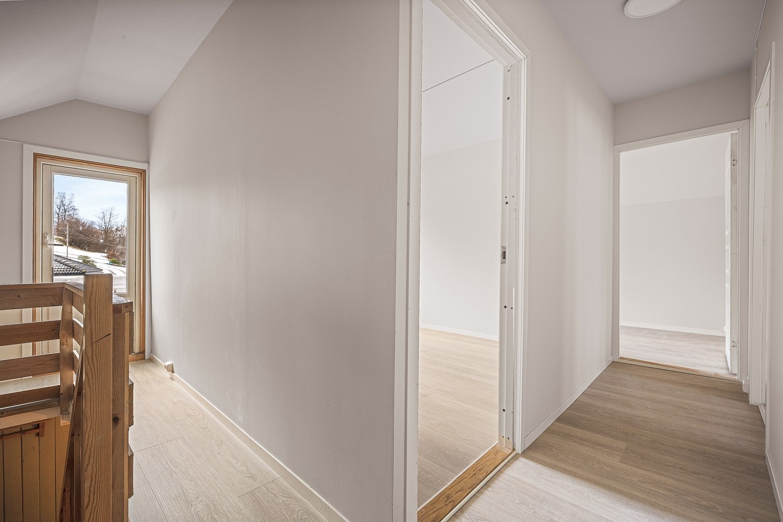 Andre etasje er betydelig pusset opp med gjennomgående fine, nye overflater. Galleribilde