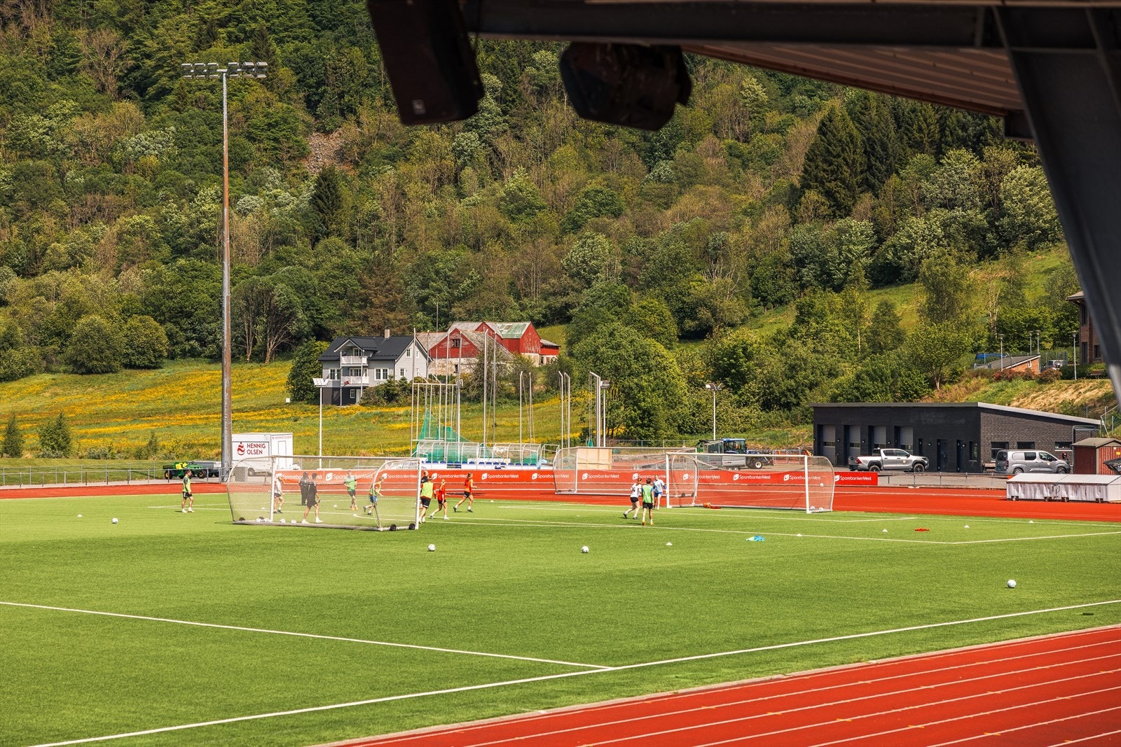 Ved idrettsanlegget finner man også Arna Bydelspark som ble renovert i 2022, og som er blitt et naturlig samlingspunkt for lokalbefolkningen. Det er gangavstand til Ådnamarka skole (1.-7. klasse), og til et godt utvalg barnehager. Galleribilde