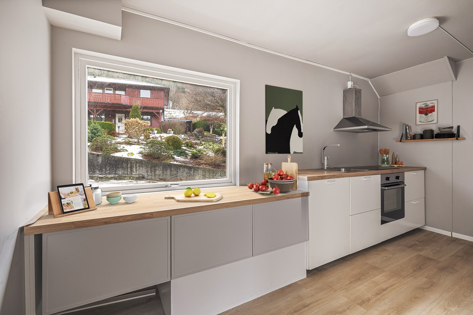 Kjøkkenet er nyoppusset nå i 2026. Det har en pen innredning med solid heltre benkeplate. Det gjenstår noe arbeid med fuging og fastmontering av lister som ny eier må påregne. Bildet er KI stylet. Galleribilde