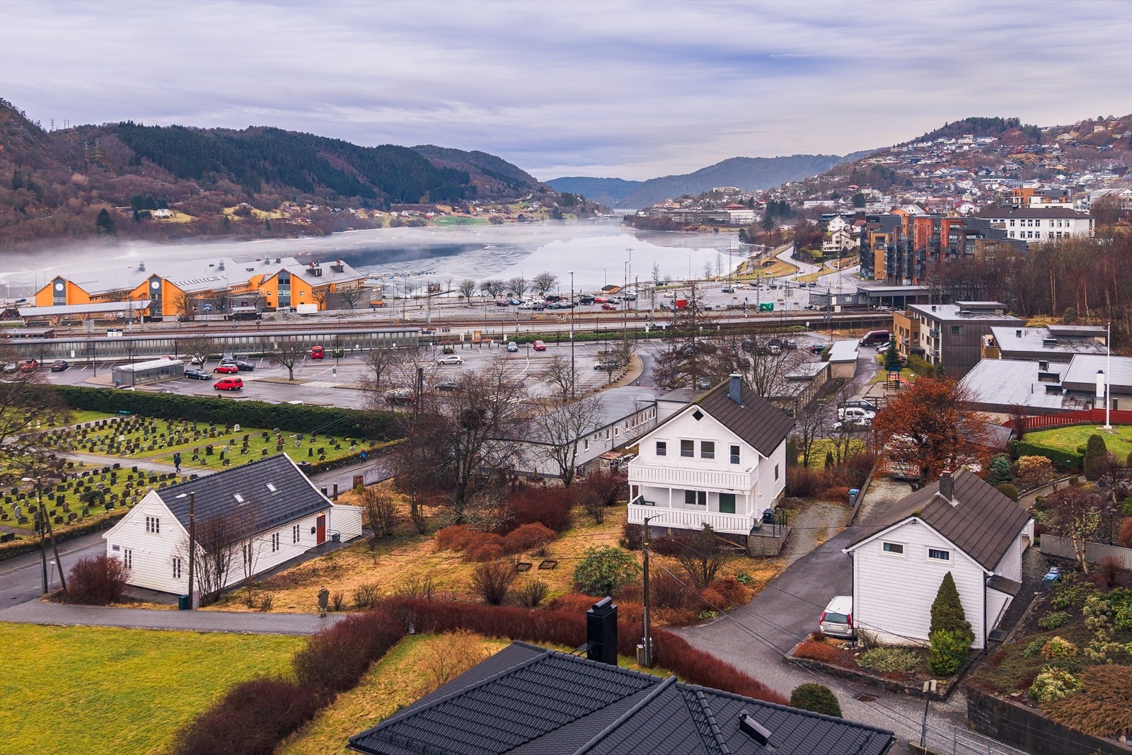 Boligen ligger i sentrum av Indre Arna, like bak togstasjonen. Her er alt tilrettelagt for gode oppvekstsvilkår med kort skolevei, fotballbane, lekeplasser, og flotte turområder i nærområdet. Galleribilde