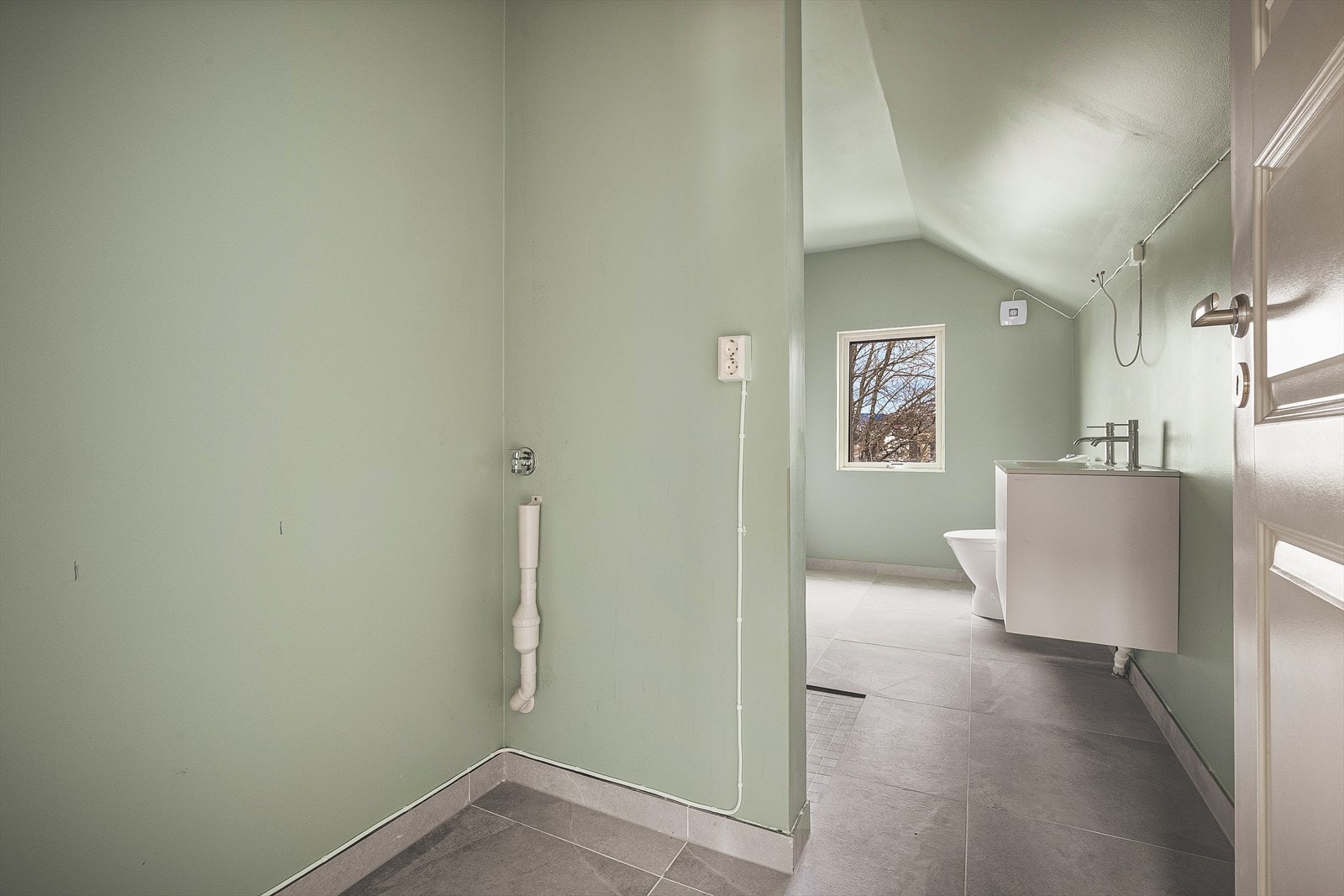 Baderommet har en liten, delvis adskilt avdeling, perfekt for plassering av vaskemaskin. Galleribilde