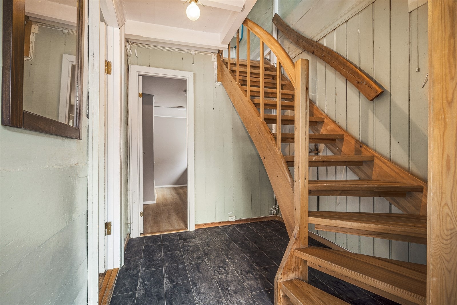 Andre etasje har tilkomst via en heltre trapp i boligens entré. Galleribilde