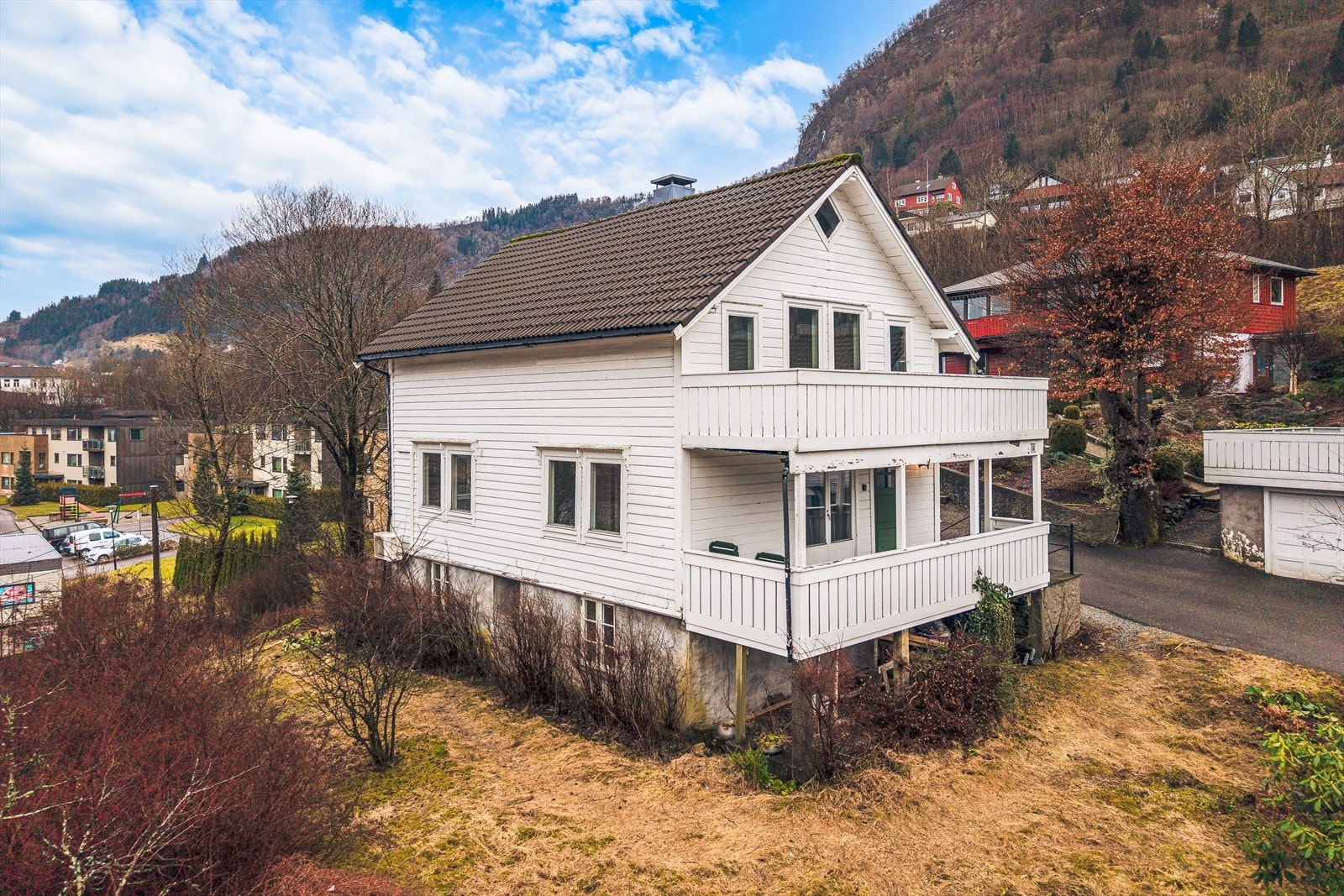 Huset har også en stor uinnredet kjeller som måler 27 kvm BRA-e. Galleribilde