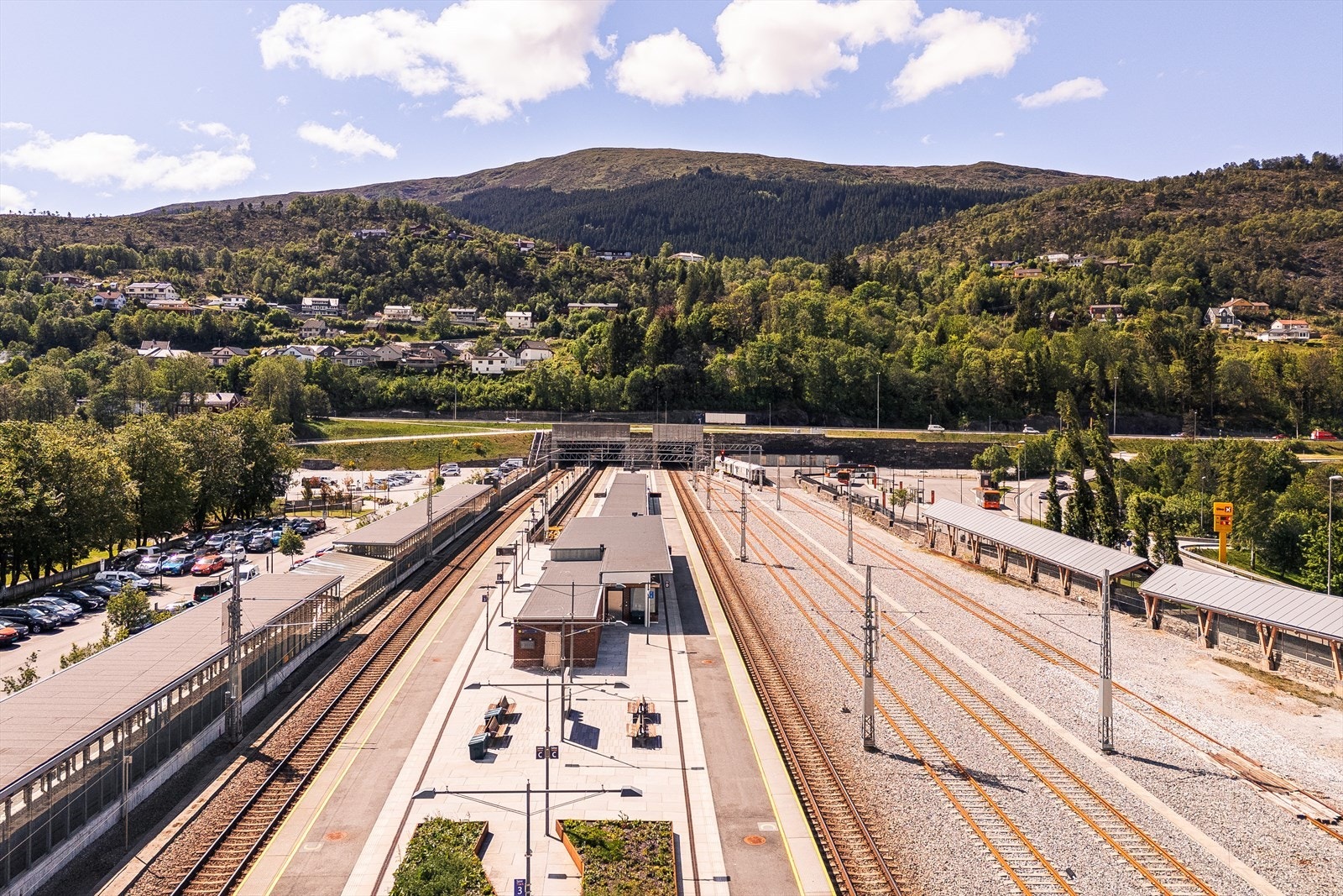 Med toget er Bergen sentrum kun ca. 8-10 min unna, for en luksus! Kjører man bruker man ca. 25 min, og til Nesttun sentrum er det ca. 20 min med bil. Galleribilde