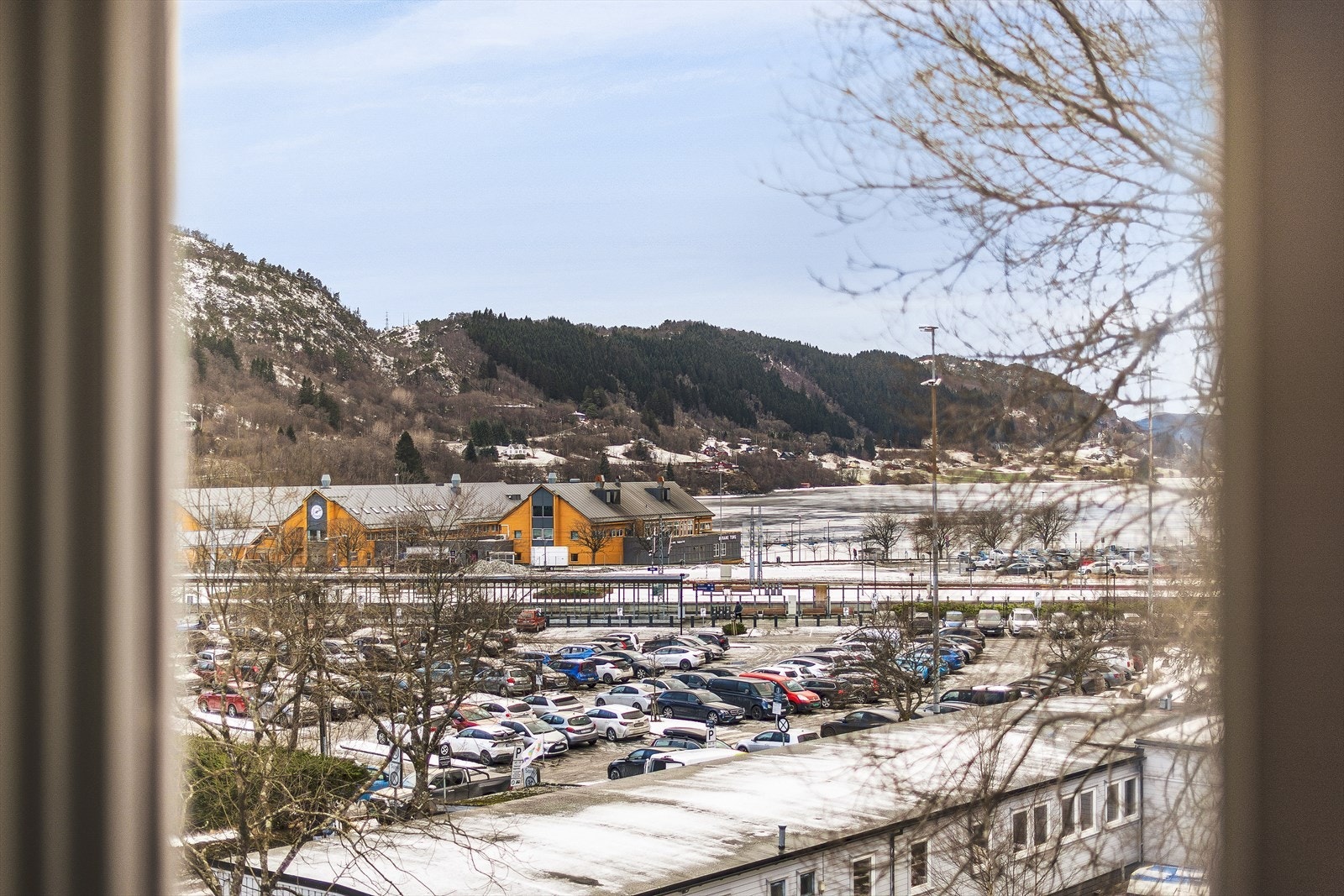 Her har man en ideell mulighet til å skaffe seg et hjem med sjel, huset ble oppført i 1890! Mye godt arbeid er utført, og med en kjærlig hånd på videre oppussing vil dette hjemmet igjen skinne. Galleribilde