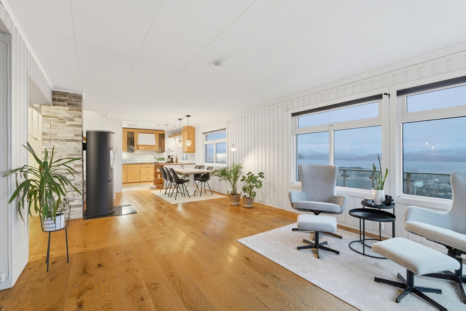 Stor stue med god plass til mange sittegrupper. Galleribilde
