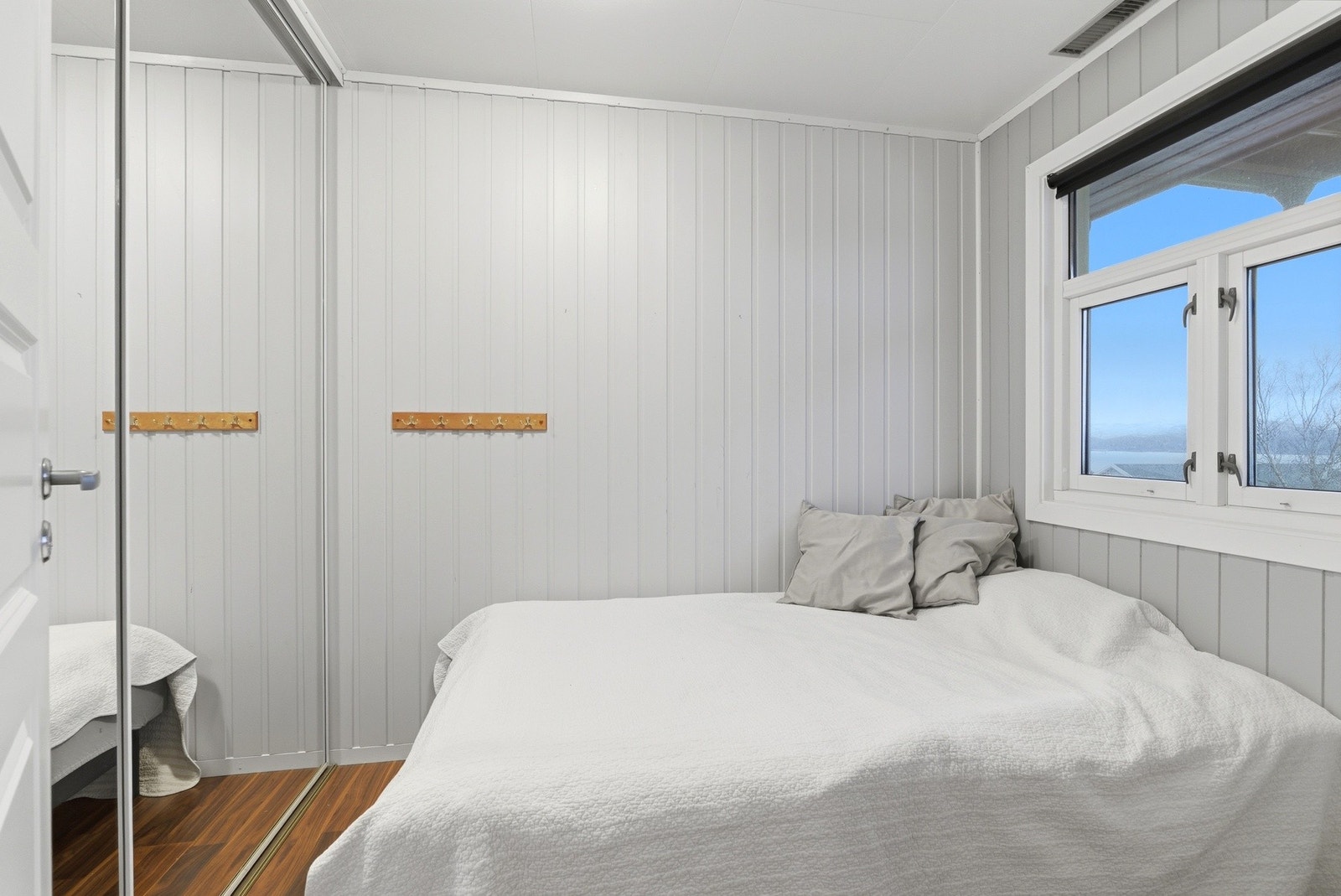 Soverom 3 i hoveddelen befinner seg i u.etg, Stor skyvedørsgarderobe. Galleribilde
