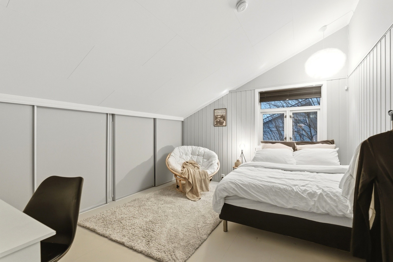 Soverom 1 i 2.etasje, med skyvedørsgarderobe. Galleribilde