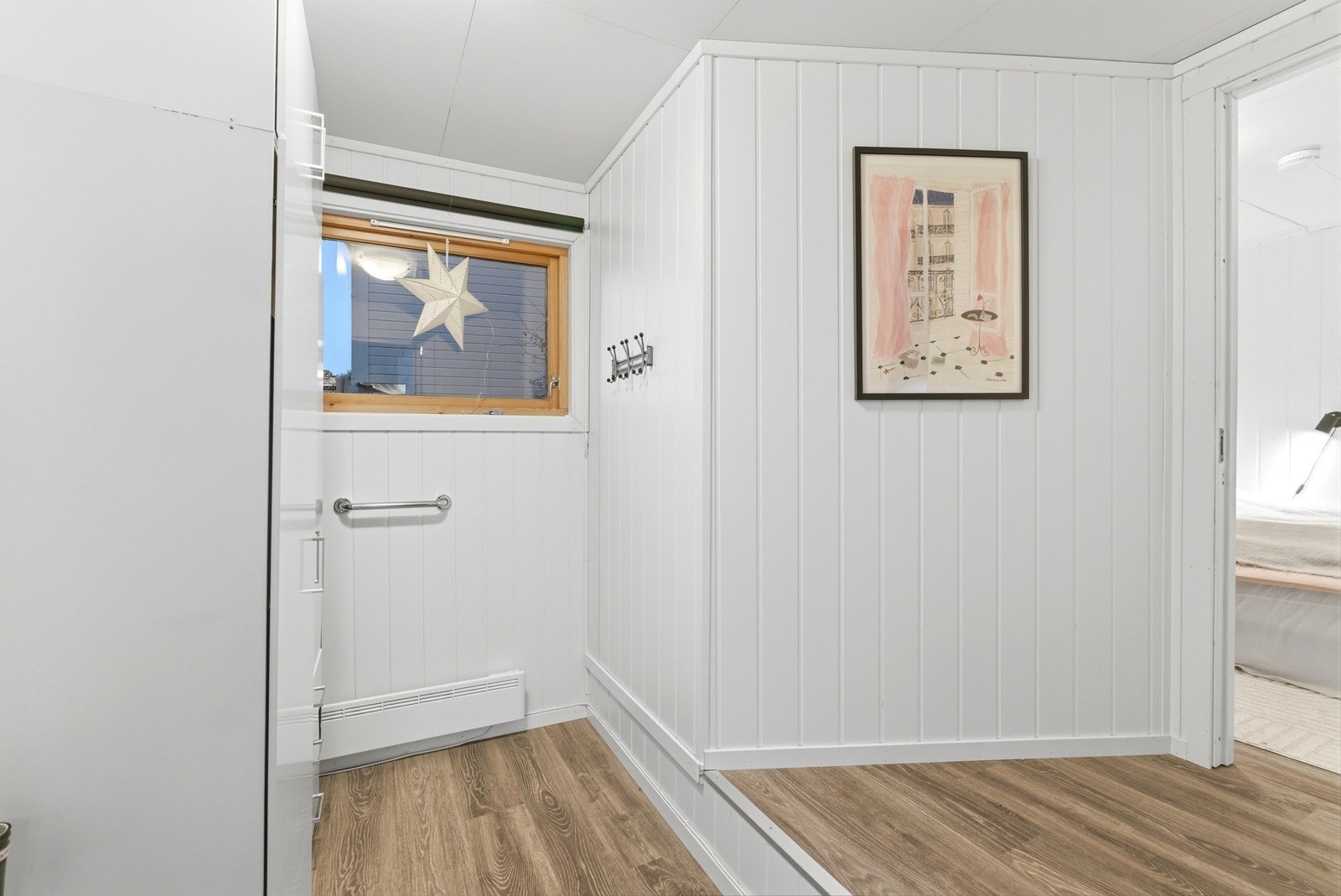 Gangareal hybel med garderobeskap. Galleribilde