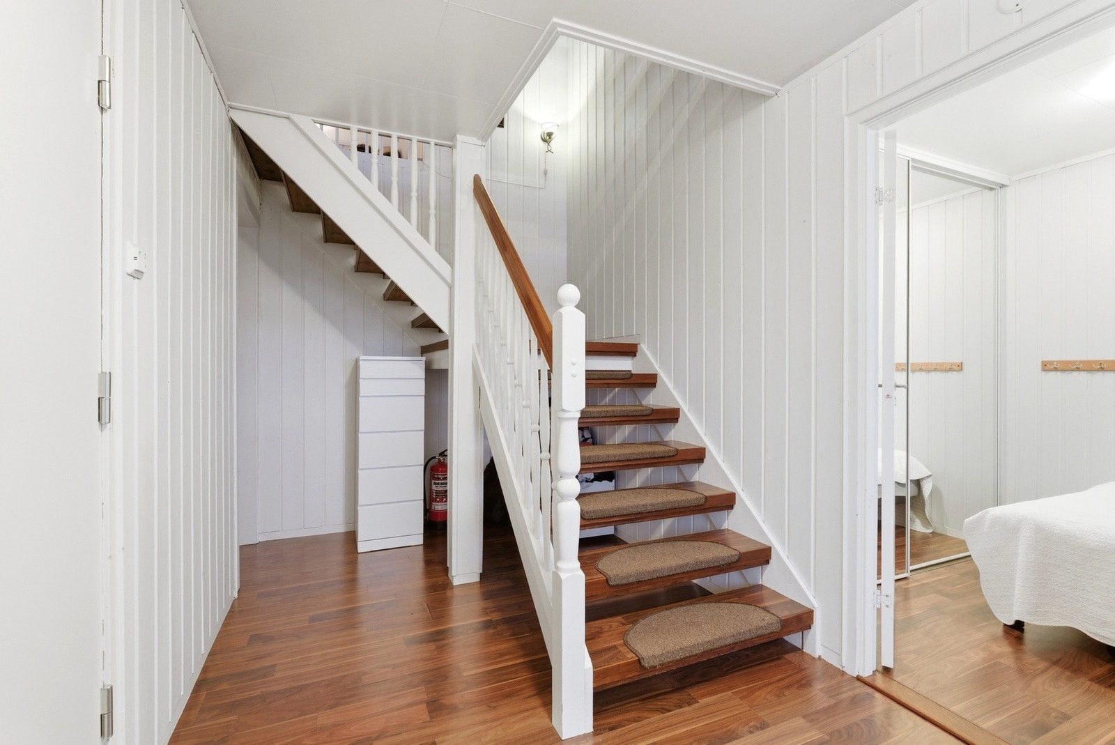 Romslig gangareal med inngang til stor bod og ett soverom. Dører inn til hybel, gjør at man kan ta i bruk hele huset selv. Galleribilde