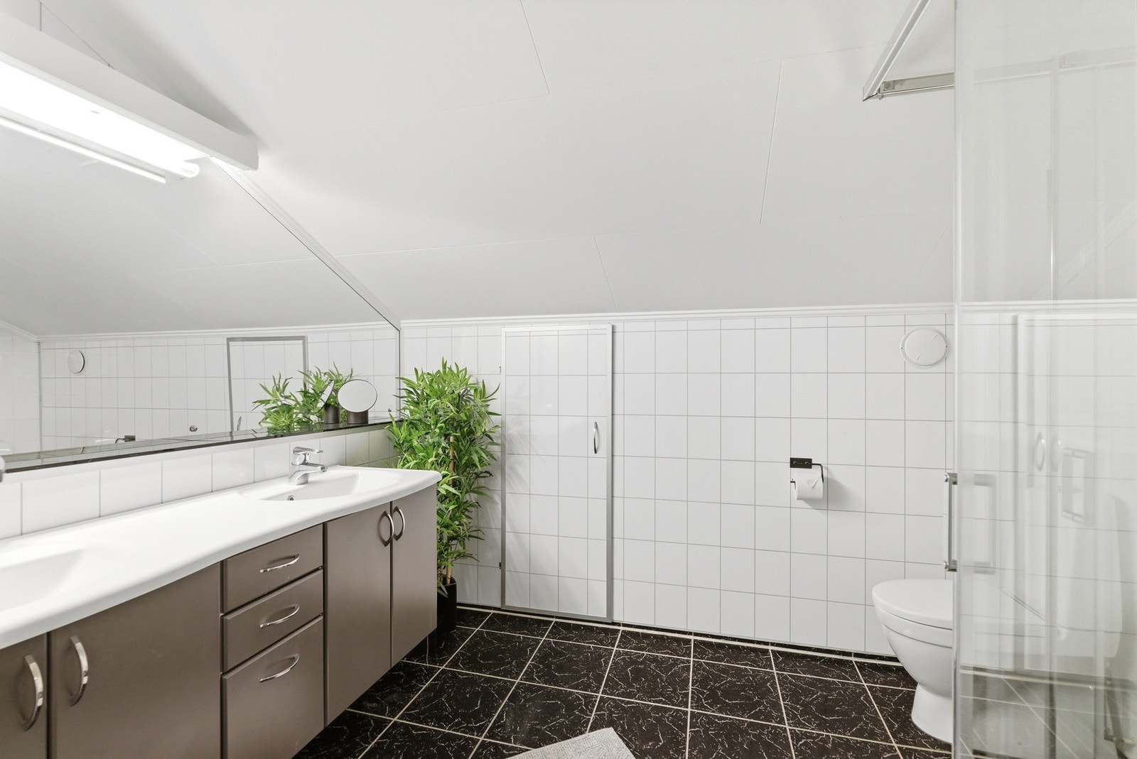 Toalett, romslig innredning m/stort speil, samt tilgang til knekott. Galleribilde