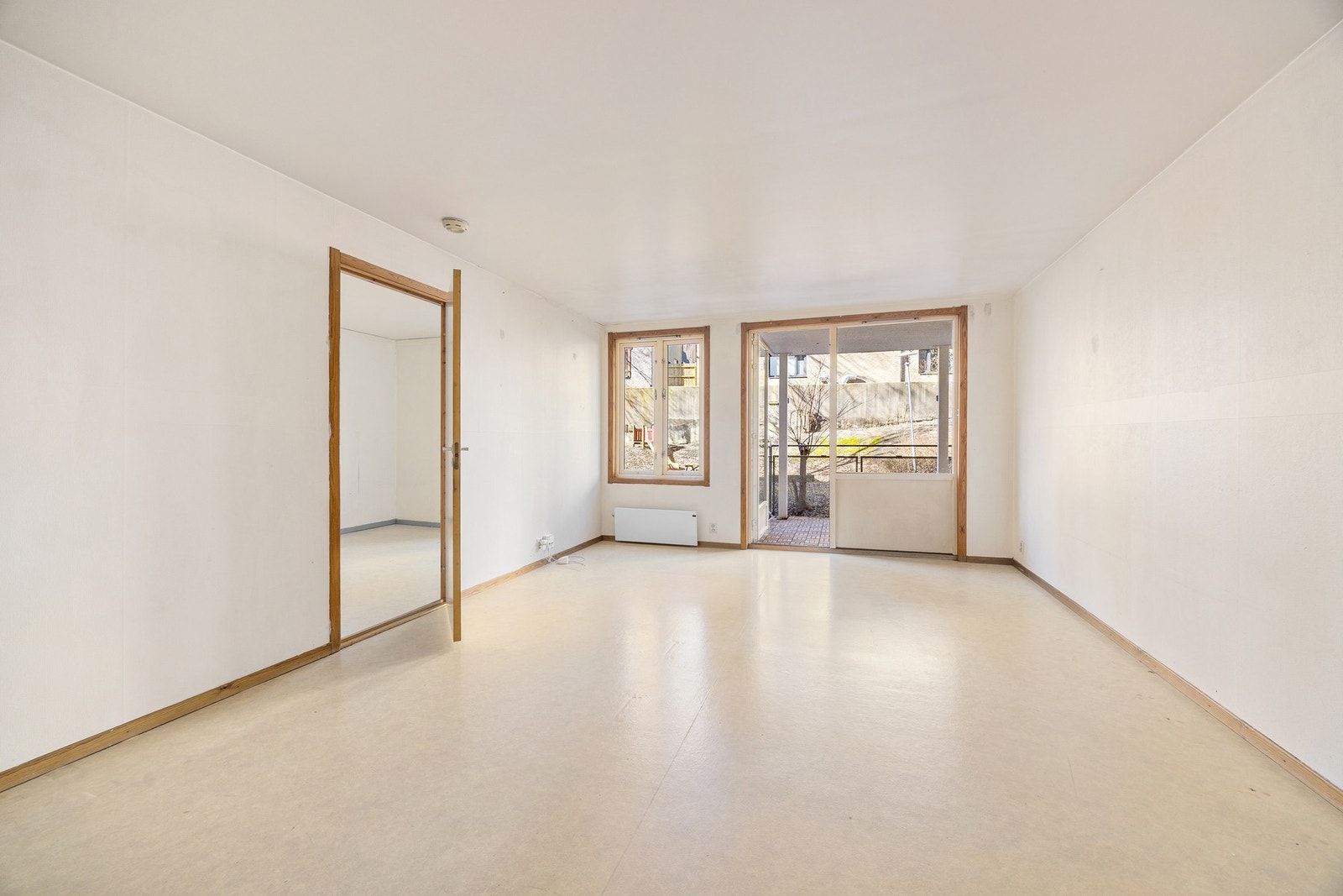 Store vindusflater sørger for rikelig med naturlig lysinnslipp i stuen. Galleribilde