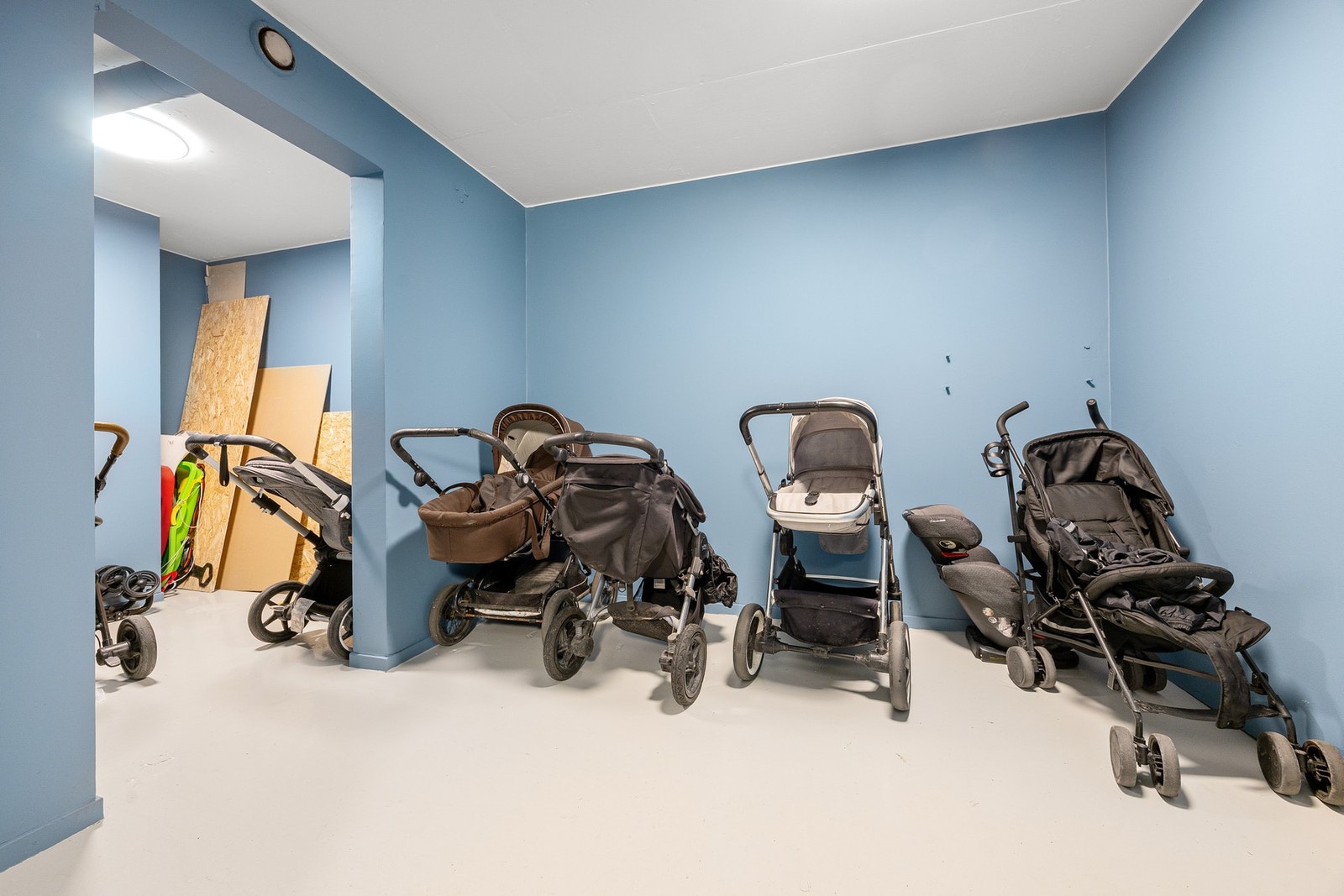 Sameiet har eget rom for oppbevaring av barnevogner for beboerne. Galleribilde