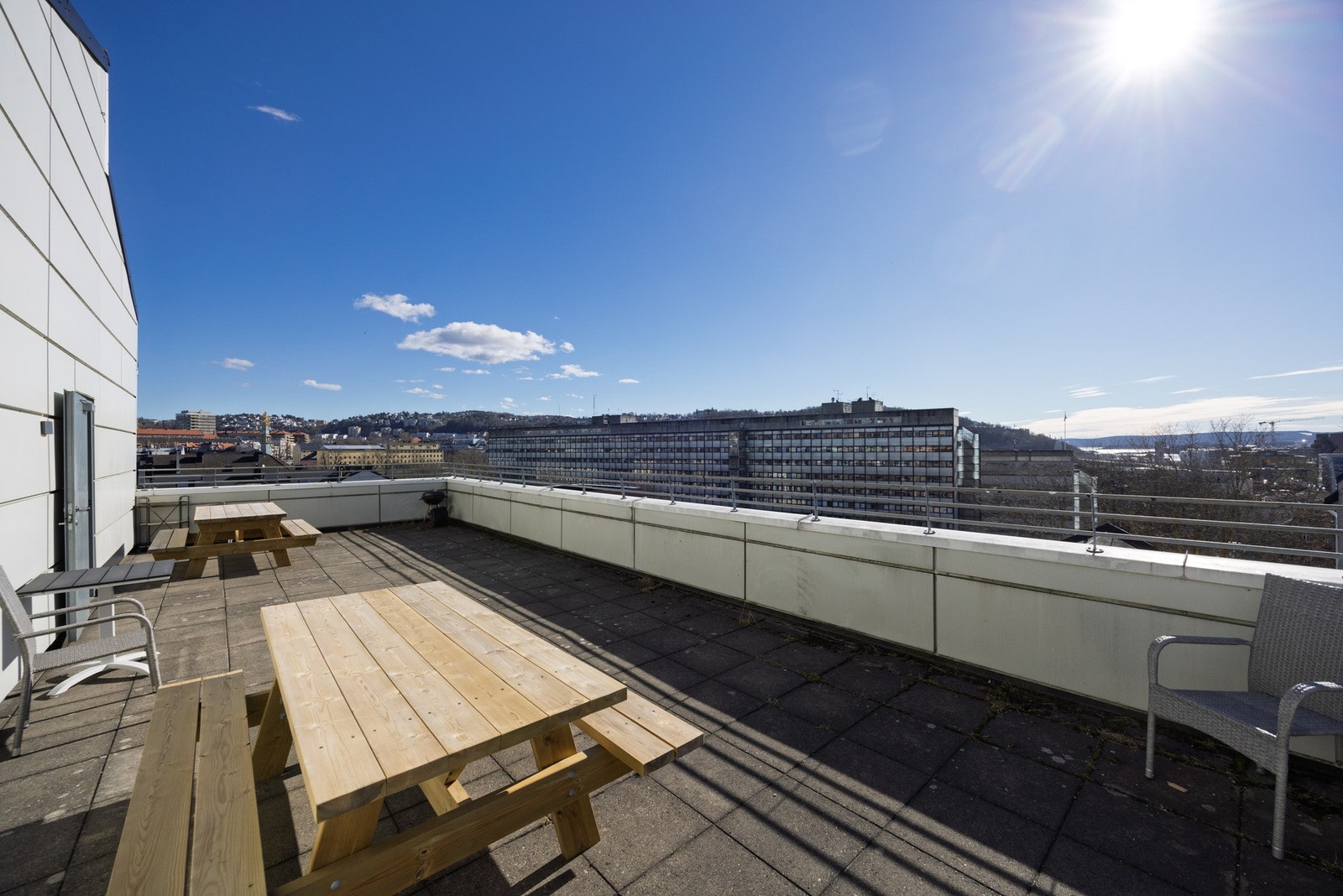 Felles takterrasse med svært gode solforhold. Galleribilde
