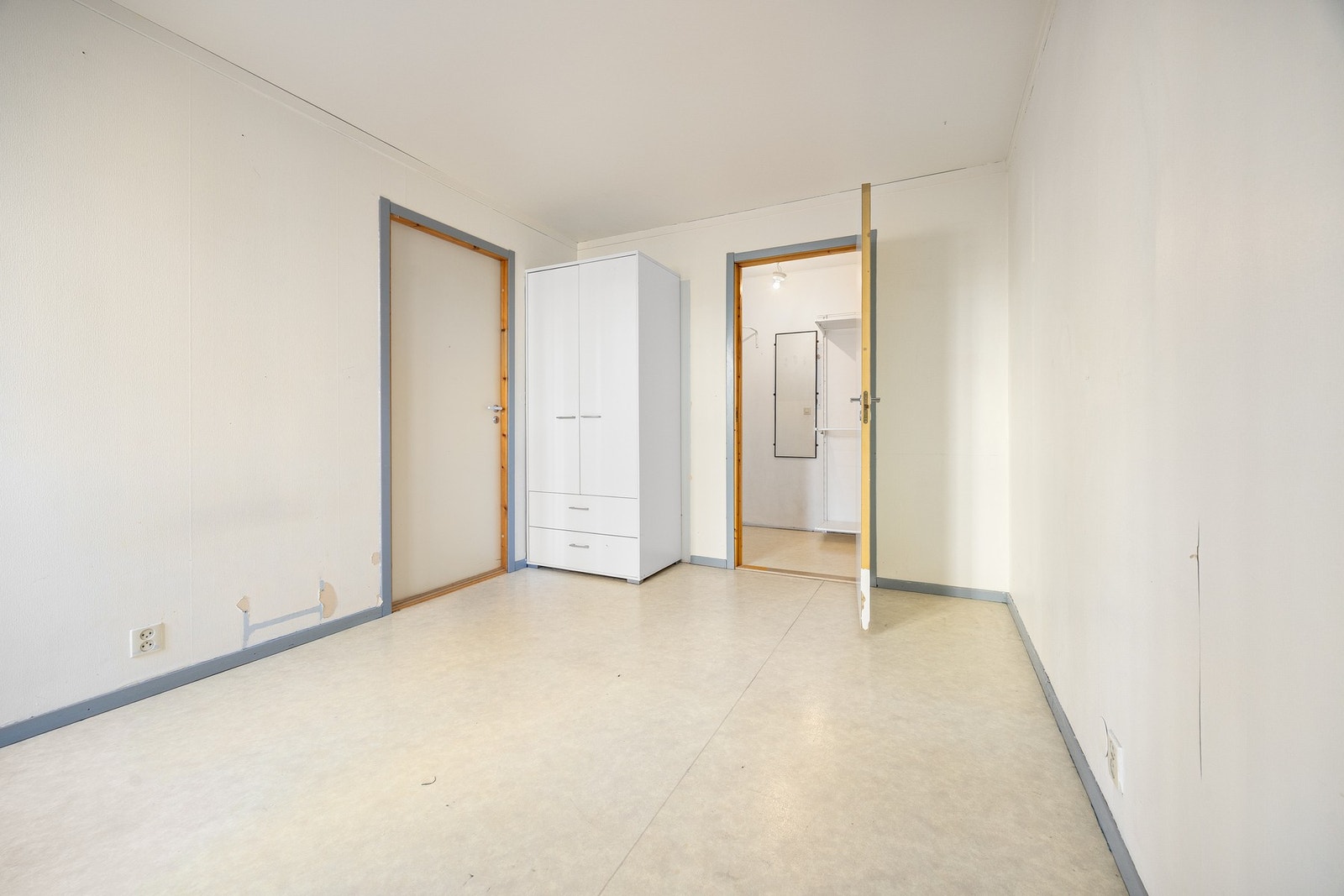 Fra soverommet er det inngang til walk-in closet. Galleribilde