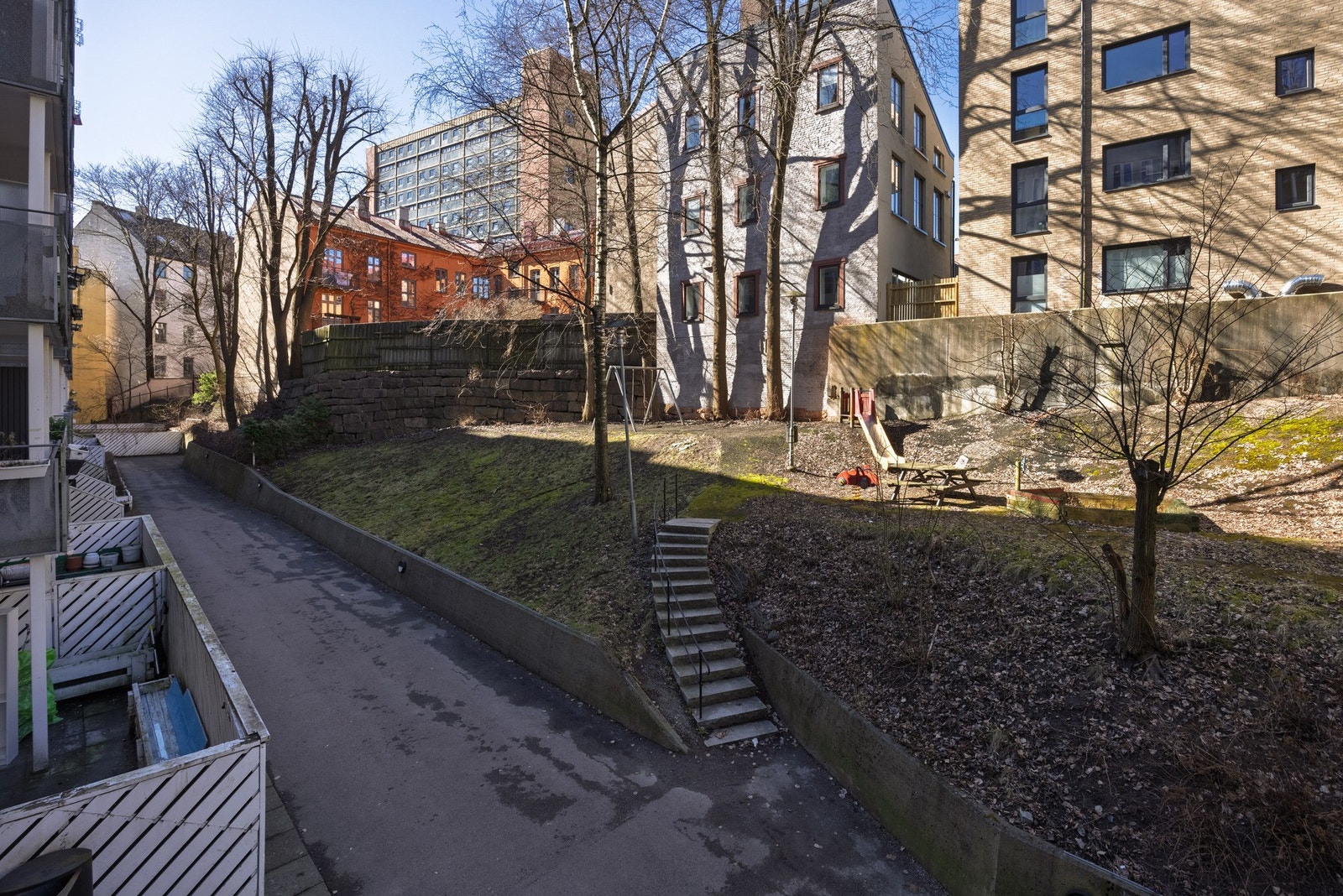 Hyggelig utsyn fra balkongen mot frodig bakgård. Galleribilde