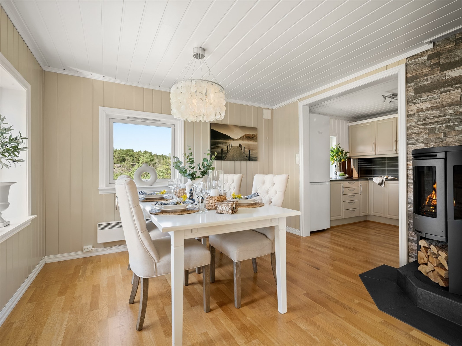 Moderne Contura peis sprer både varme og stemming i hytta. Galleribilde