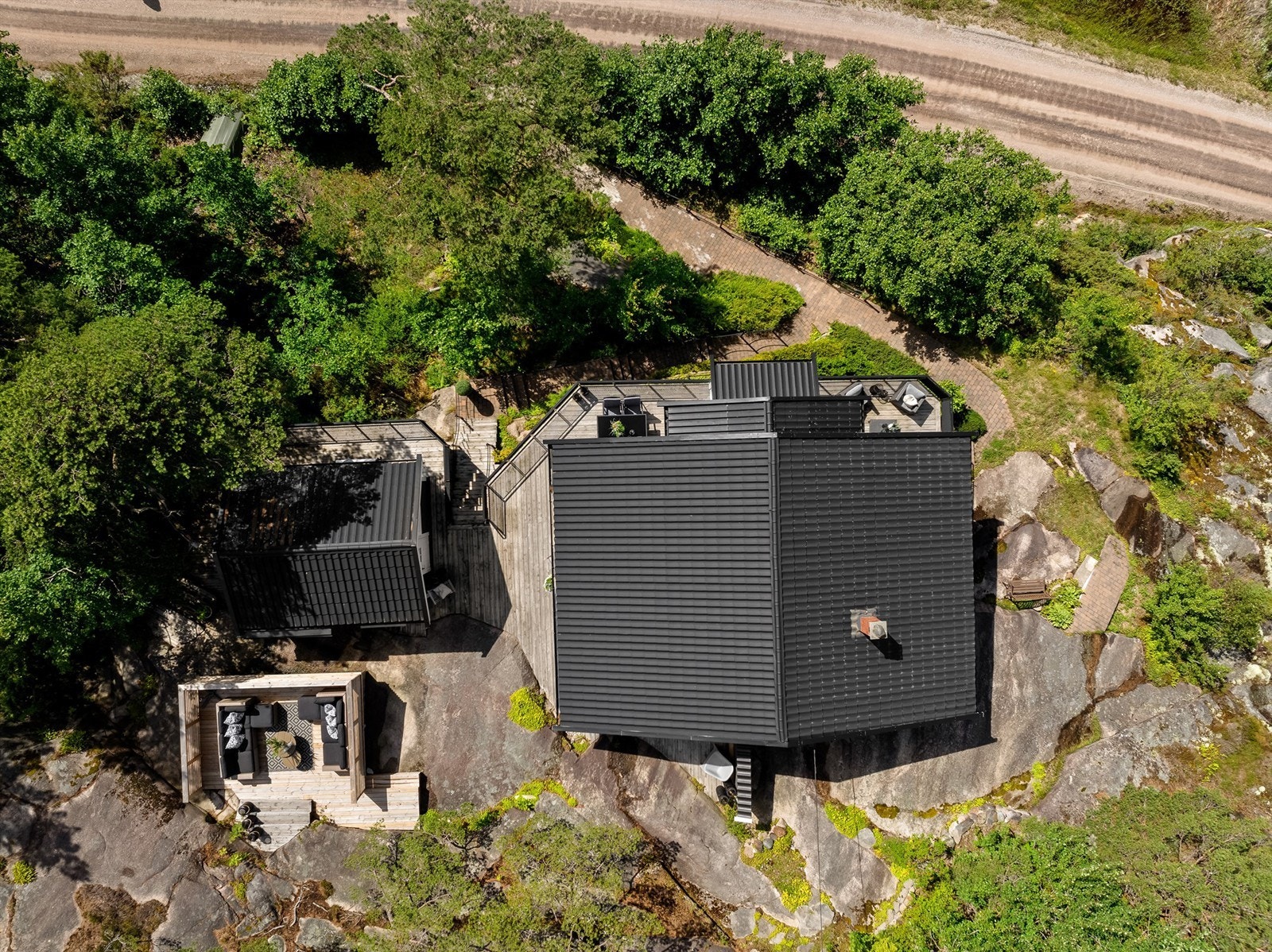 Tomten er festet og består i hovedsak av barfjell og naturlig grunn. Arealet er angitt til 1149 kvm. Galleribilde