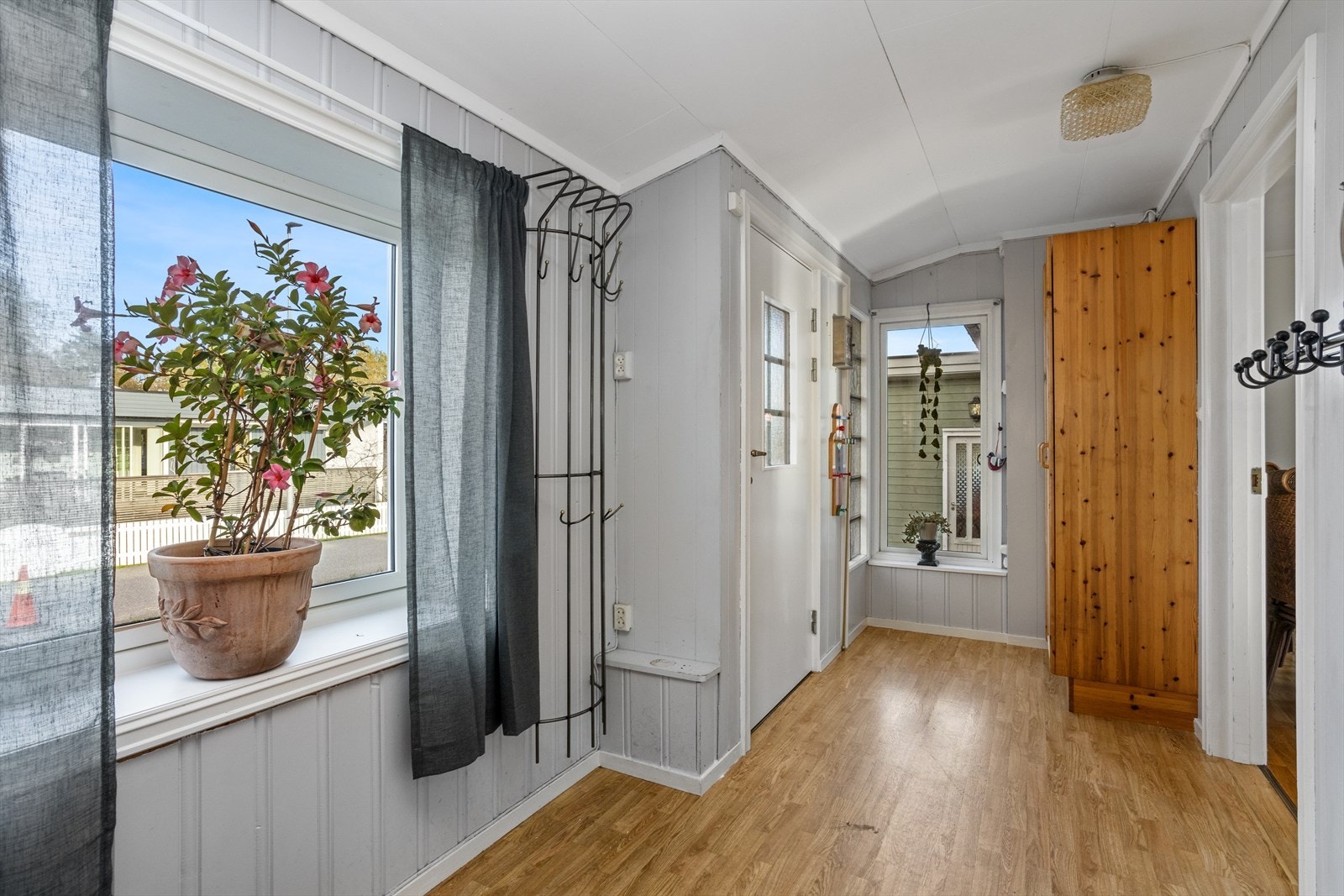 Velkommen inn! I entréen har du god plass til å henge fra deg jakker og sette fra deg sko. Det er også plass til entrémøblement Galleribilde