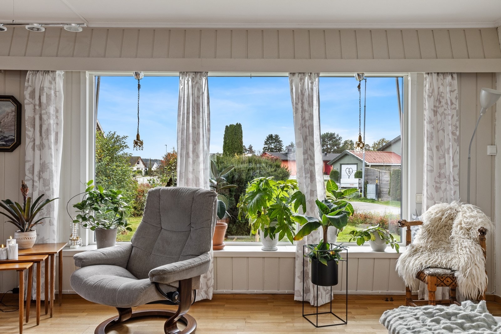 De store vinduene sørger for rikelig med lysinnslipp inn i stuen Galleribilde
